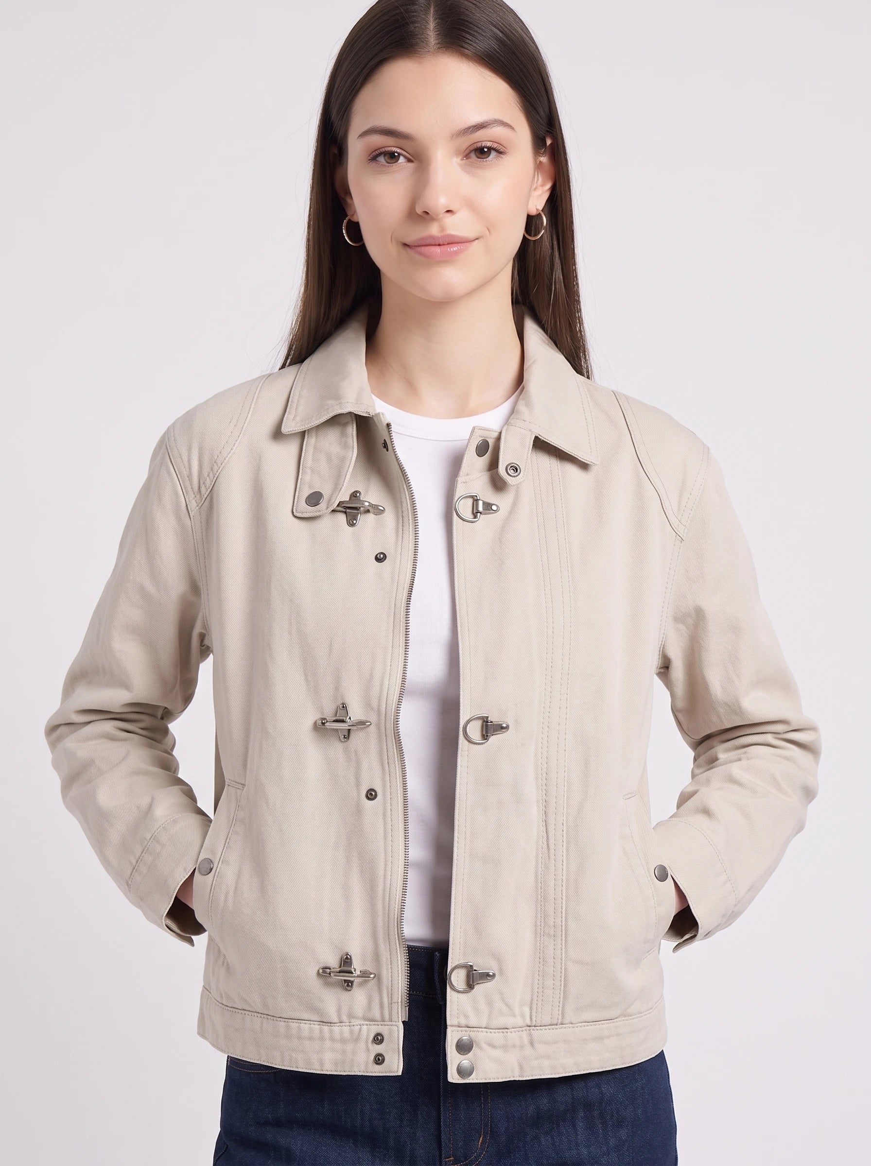 Veste worker à fermoirs écru Romaine, plan rapproché en studio