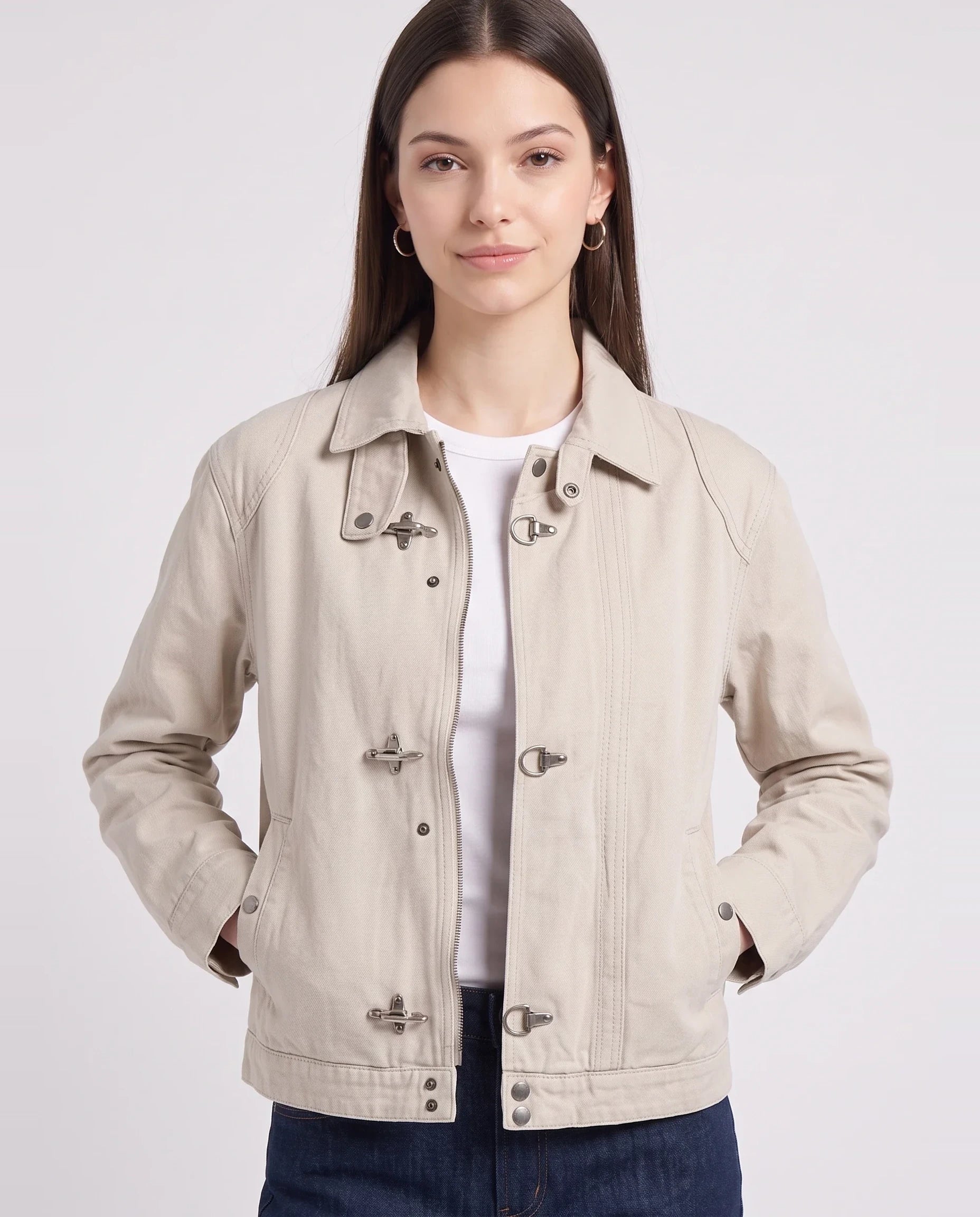Veste worker à fermoirs écru Romaine, plan rapproché en studio