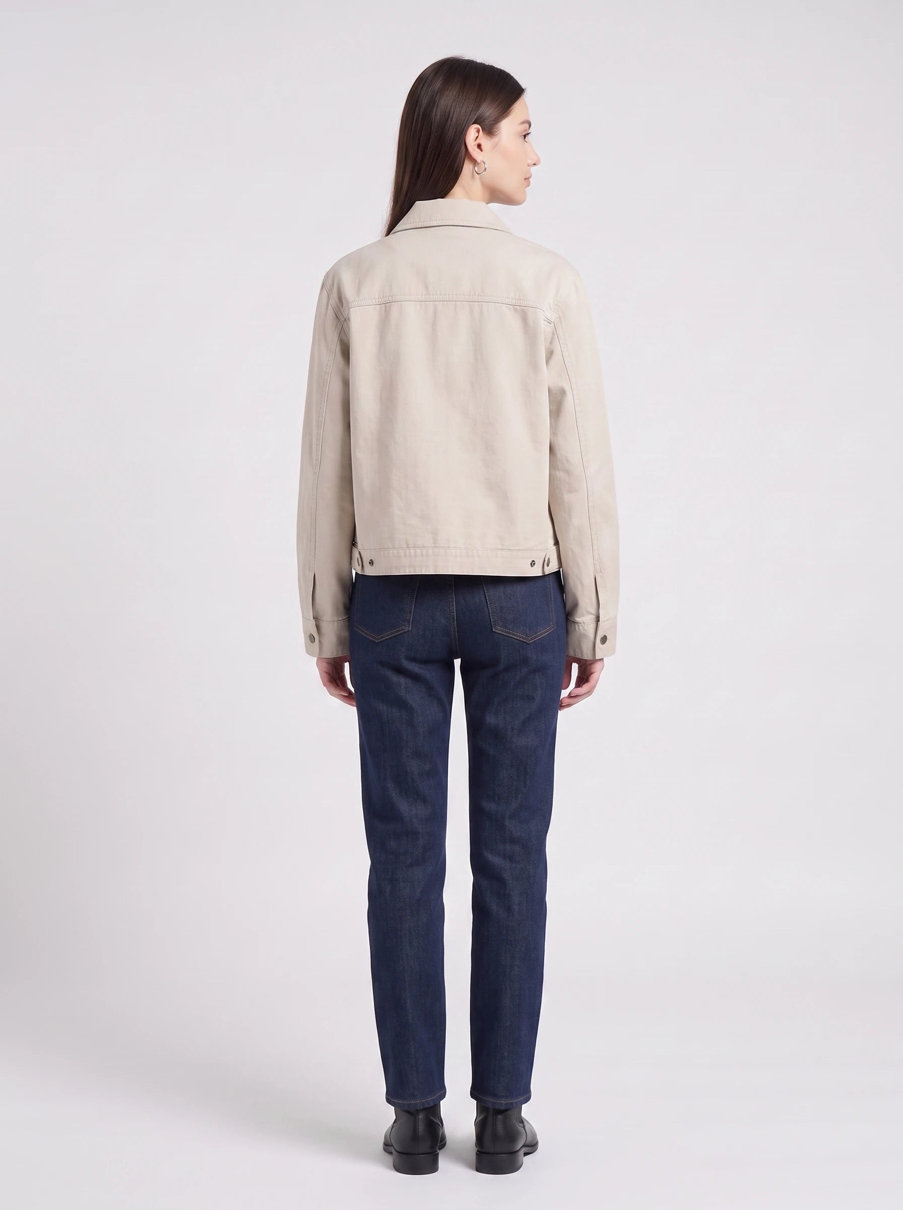 Veste worker à fermoirs écru Romaine, vue de dos en studio