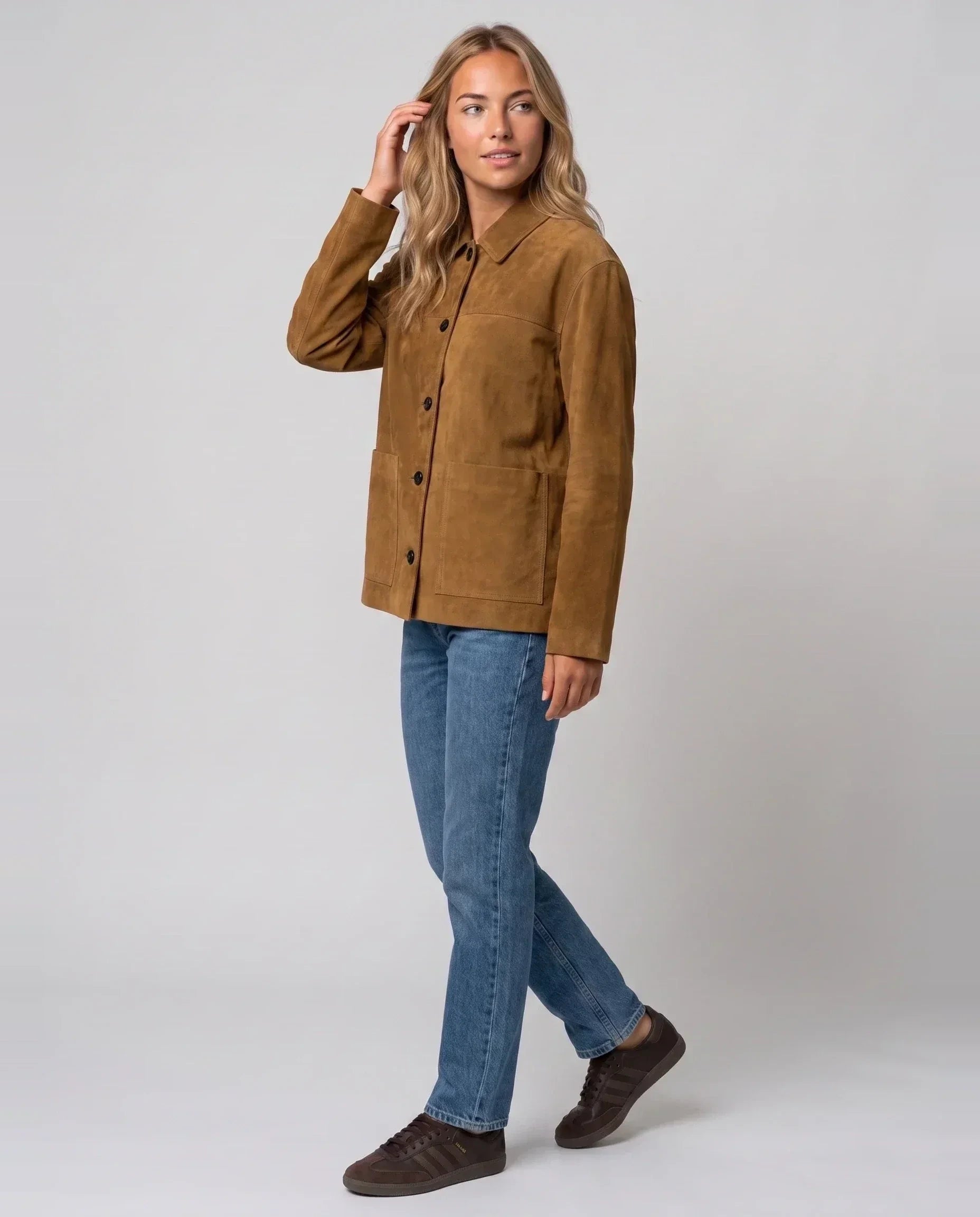 Veste workwear en suédine tabac Ségolène, vue de trois quarts en studio