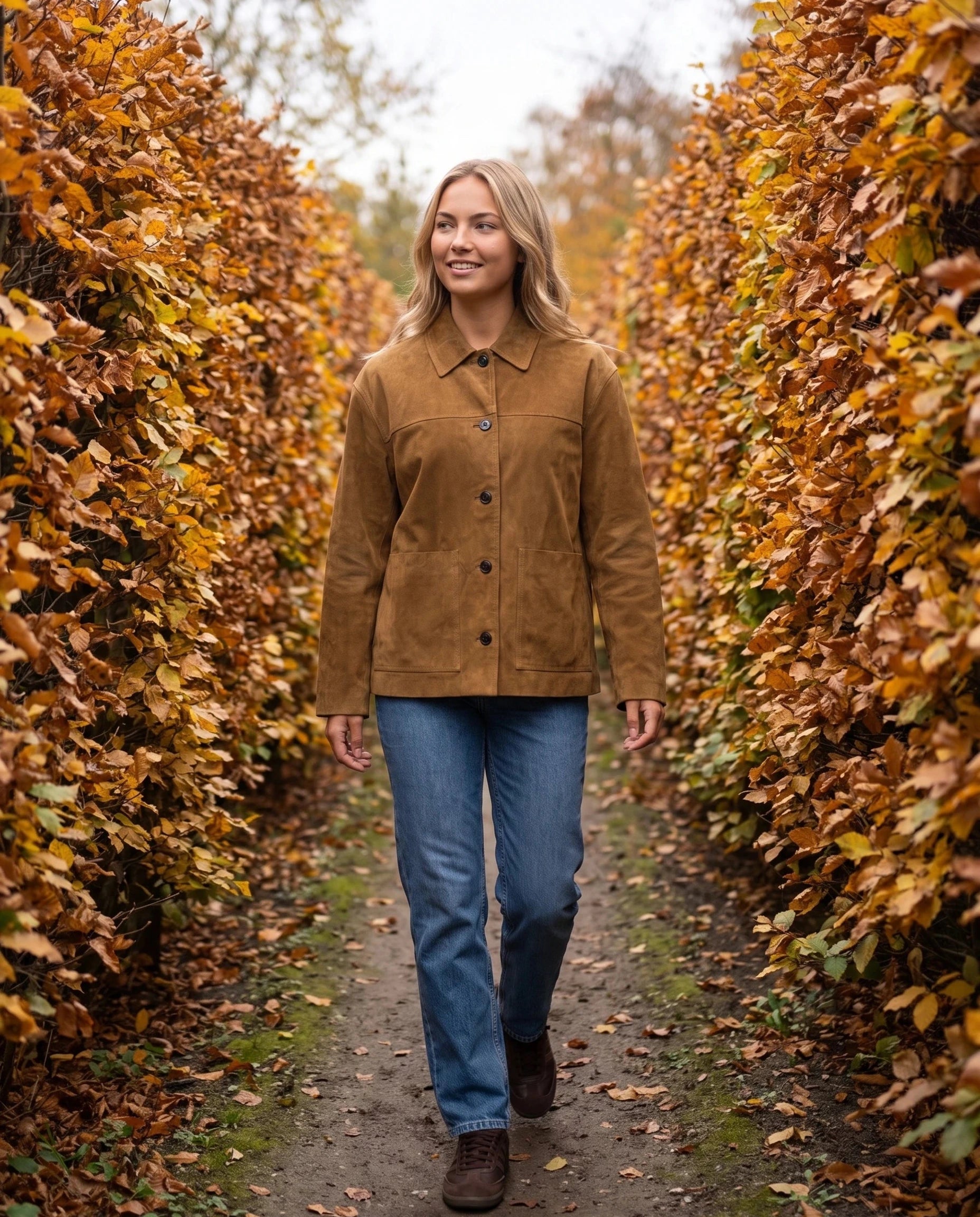 Veste workwear en suédine tabac Ségolène, portée entre deux haies d'automne