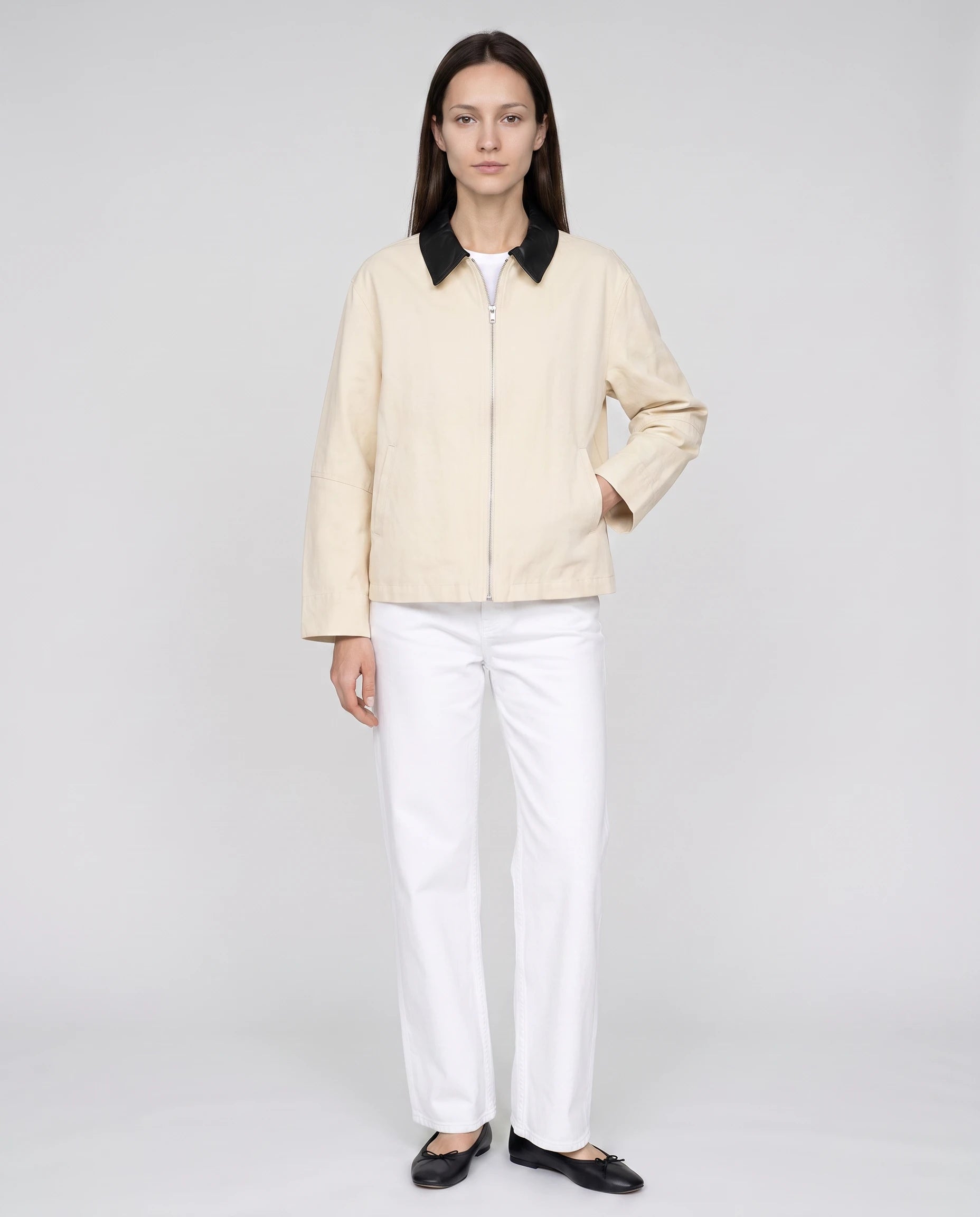 Veste zippée à col contrasté écru Astrid, vue de face en studio