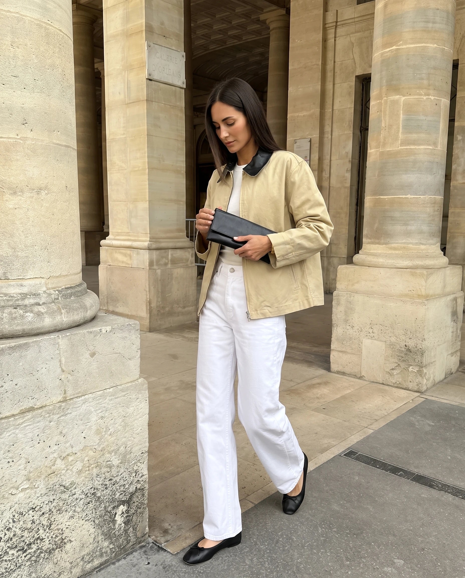 Veste zippée à col contrasté écru Astrid, silhouette en marche en plein pied