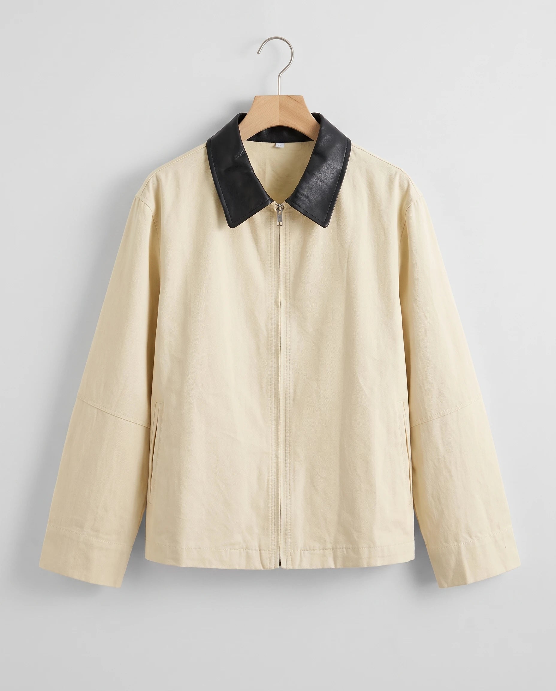 Veste zippée à col contrasté écru Astrid, packshot sur cintre