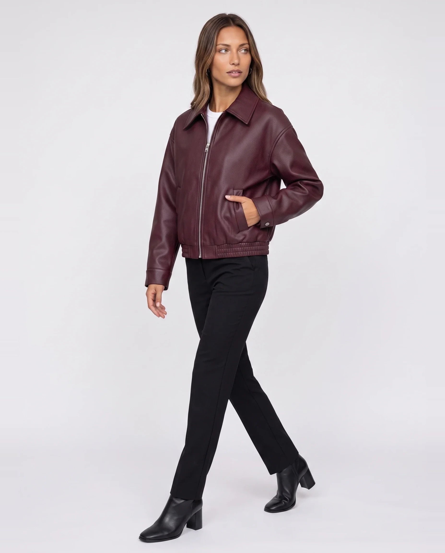Veste effet cuir bordeaux Louane zippée, vue de trois quarts en studio