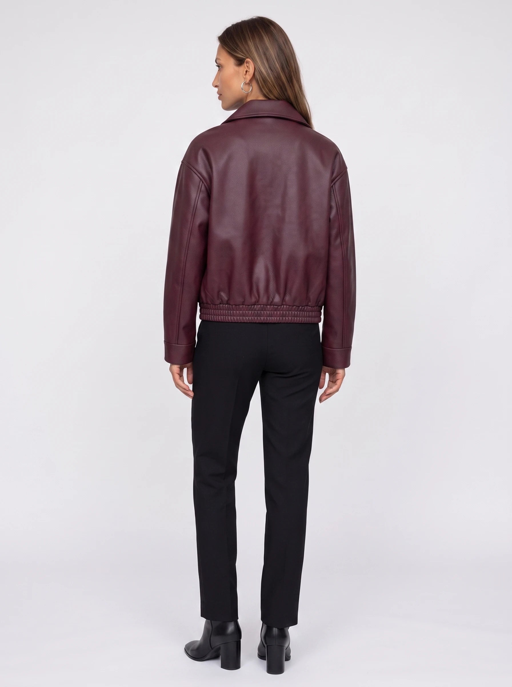 Veste effet cuir bordeaux Louane, vue de dos en studio
