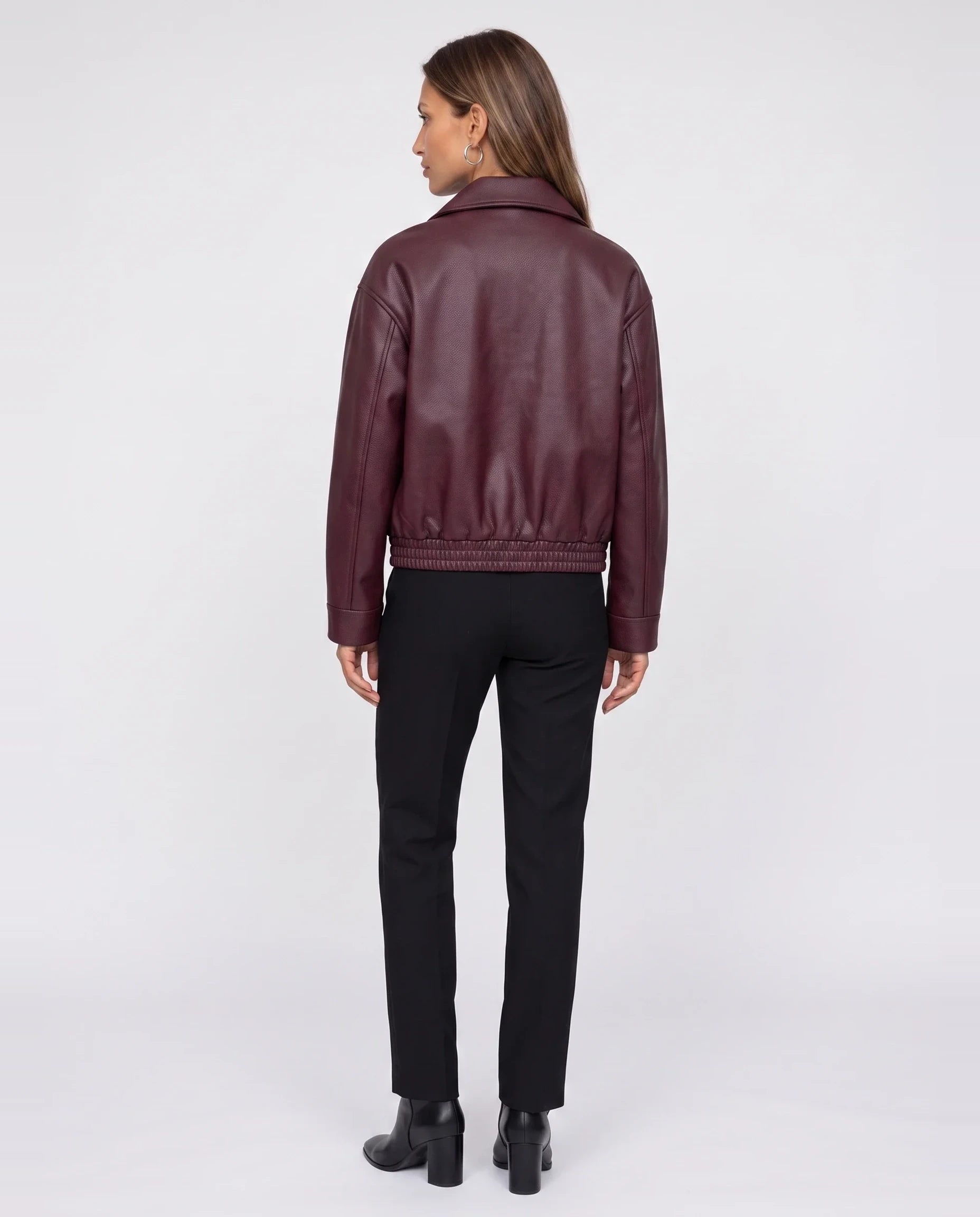 Veste effet cuir bordeaux Louane, vue de dos en studio