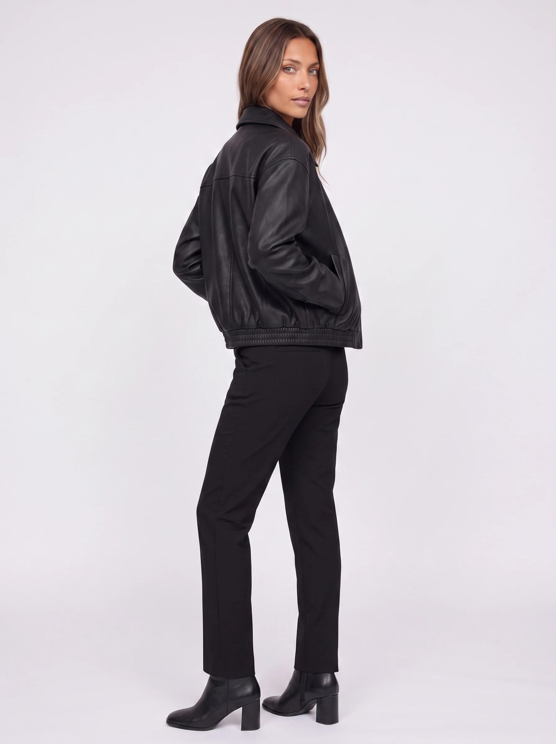 Veste effet cuir noir Louane, vue de trois quarts en studio