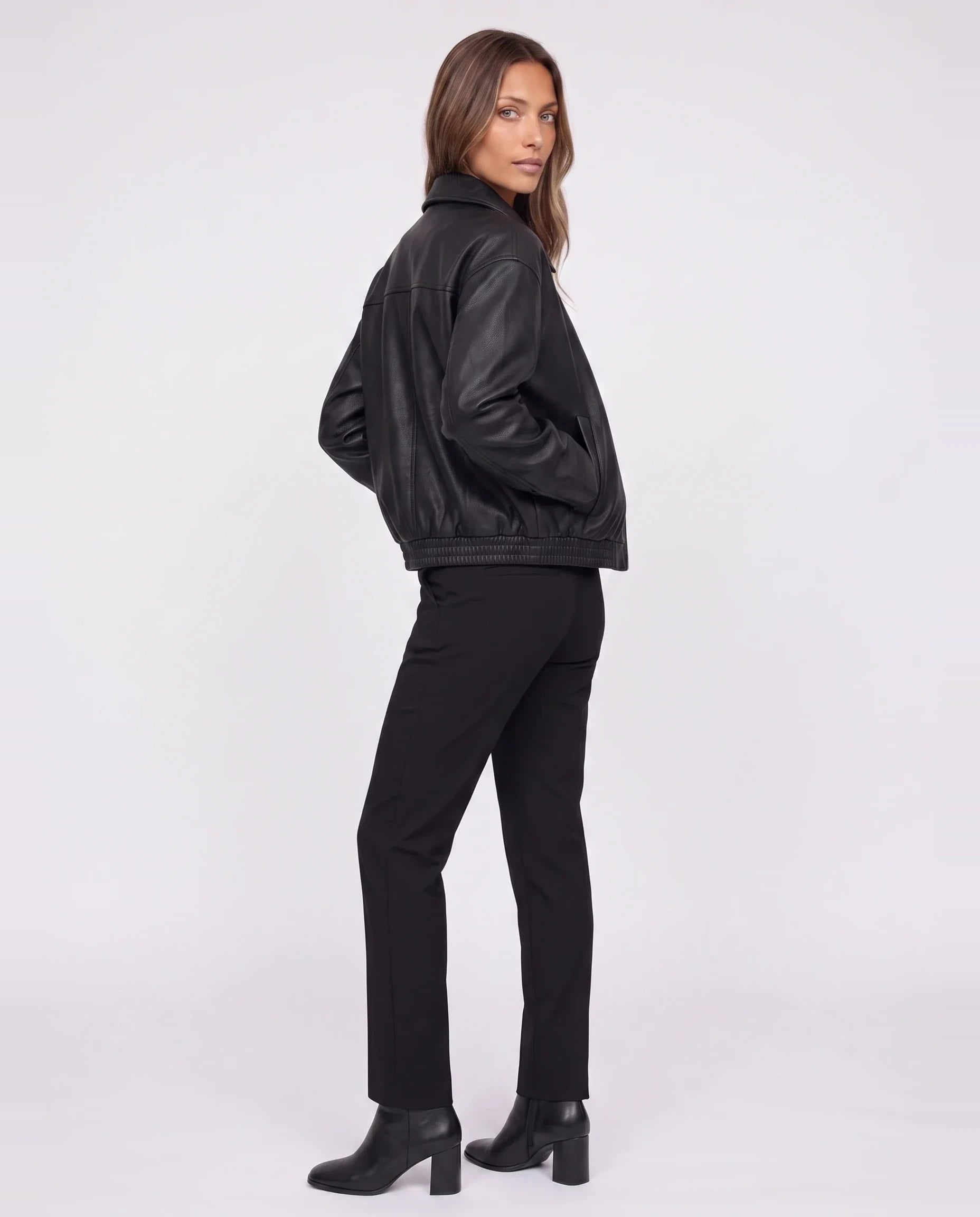 Veste effet cuir noir Louane, vue de trois quarts en studio