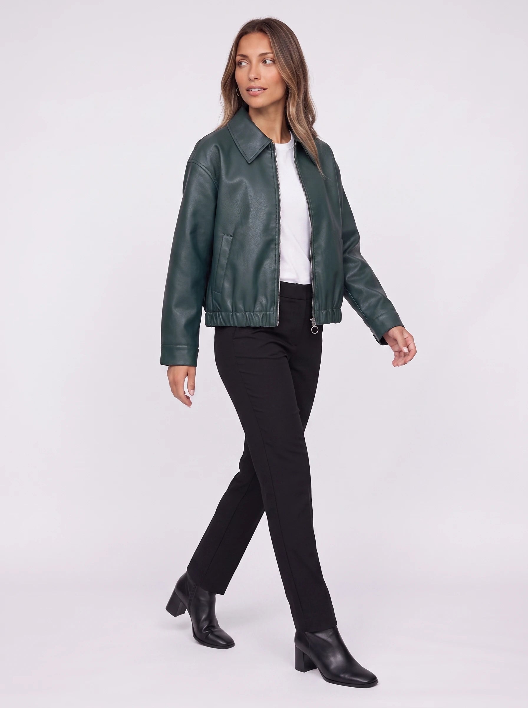 Veste effet cuir vert bouteille Louane, vue de trois quarts en studio