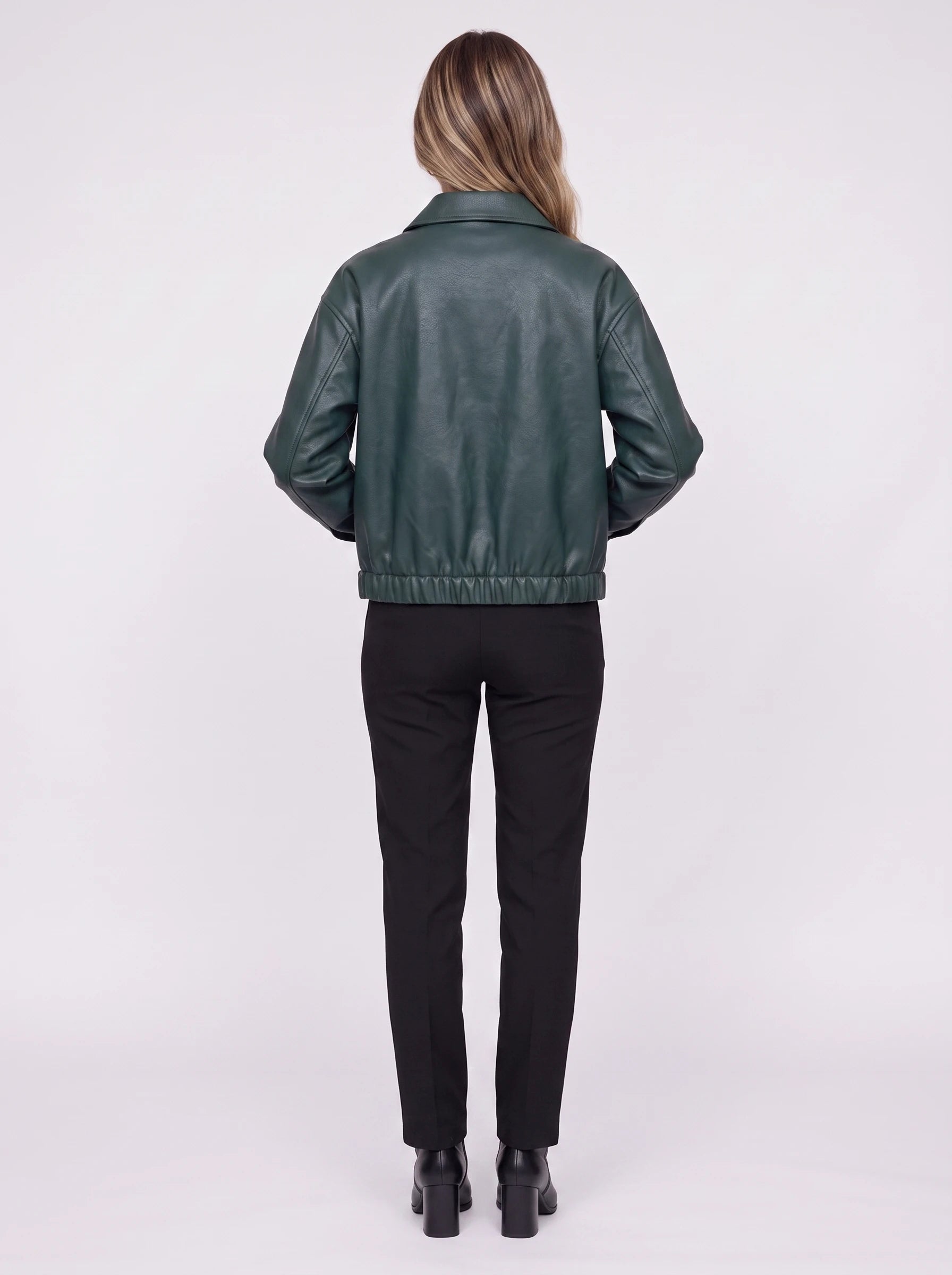 Veste effet cuir vert bouteille Louane, vue de dos en studio