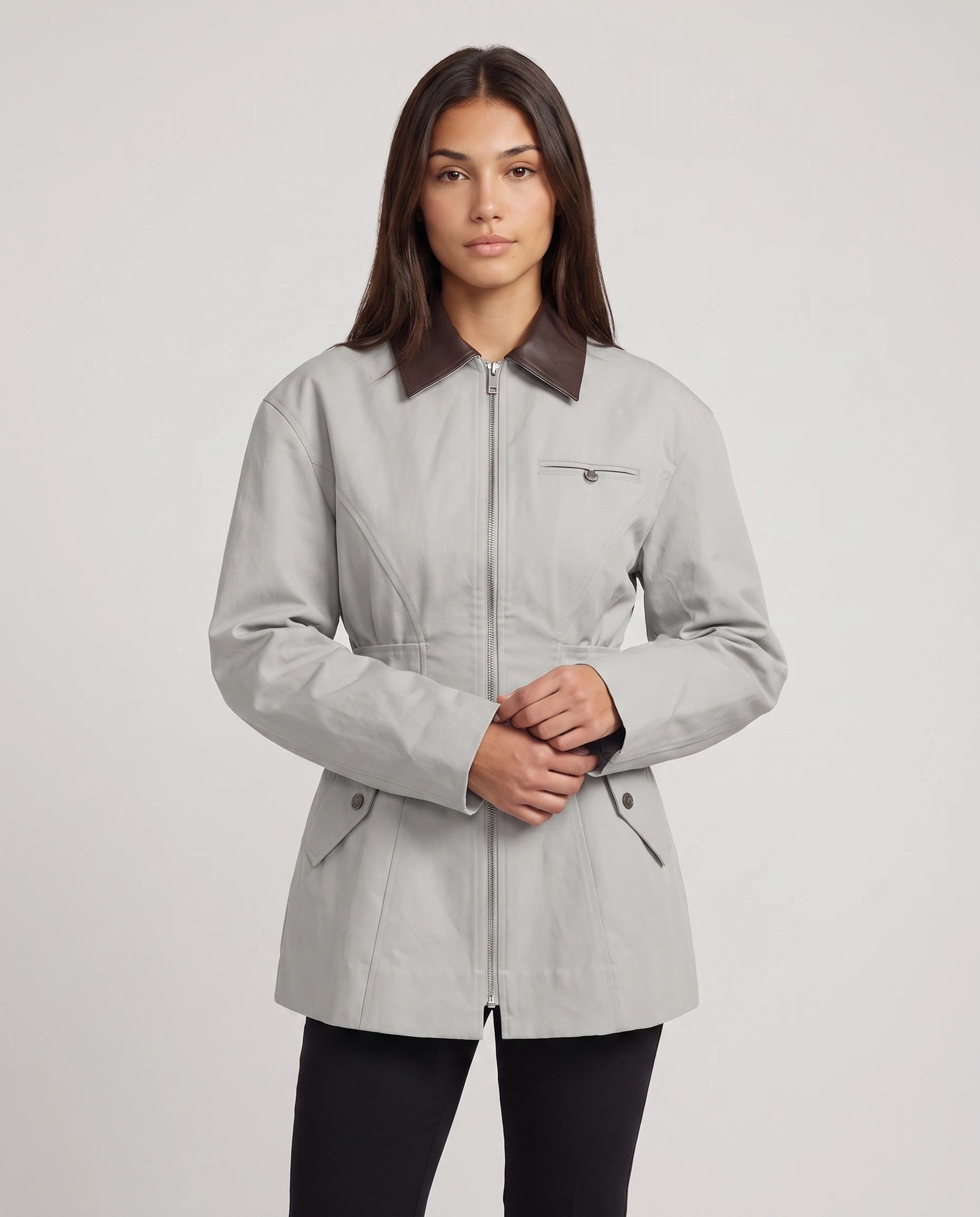 Veste zippée à taille cintrée gris perle Candice, plan rapproché buste en studio