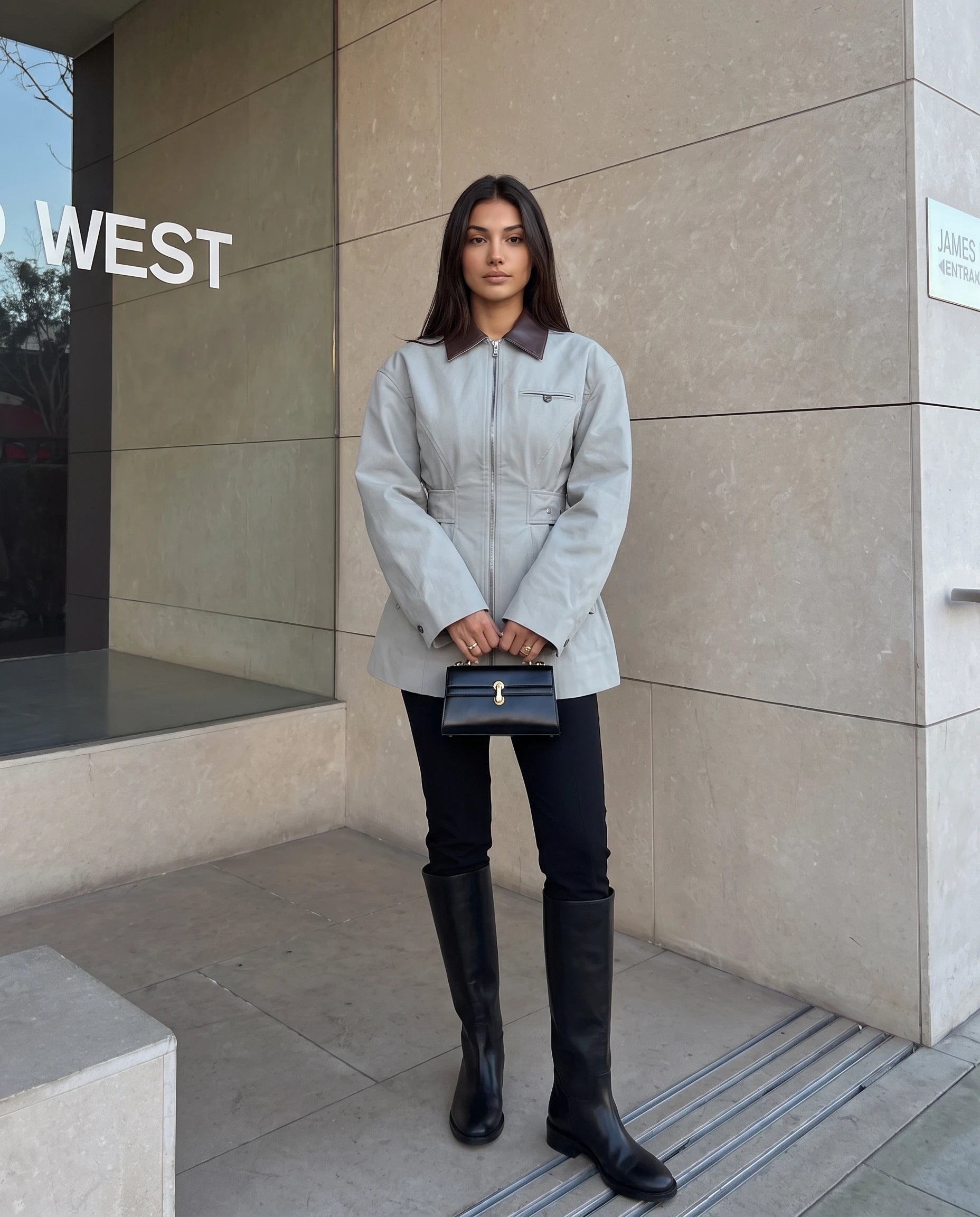 Veste zippée à taille cintrée gris perle Candice, portée en ville devant une vitrine