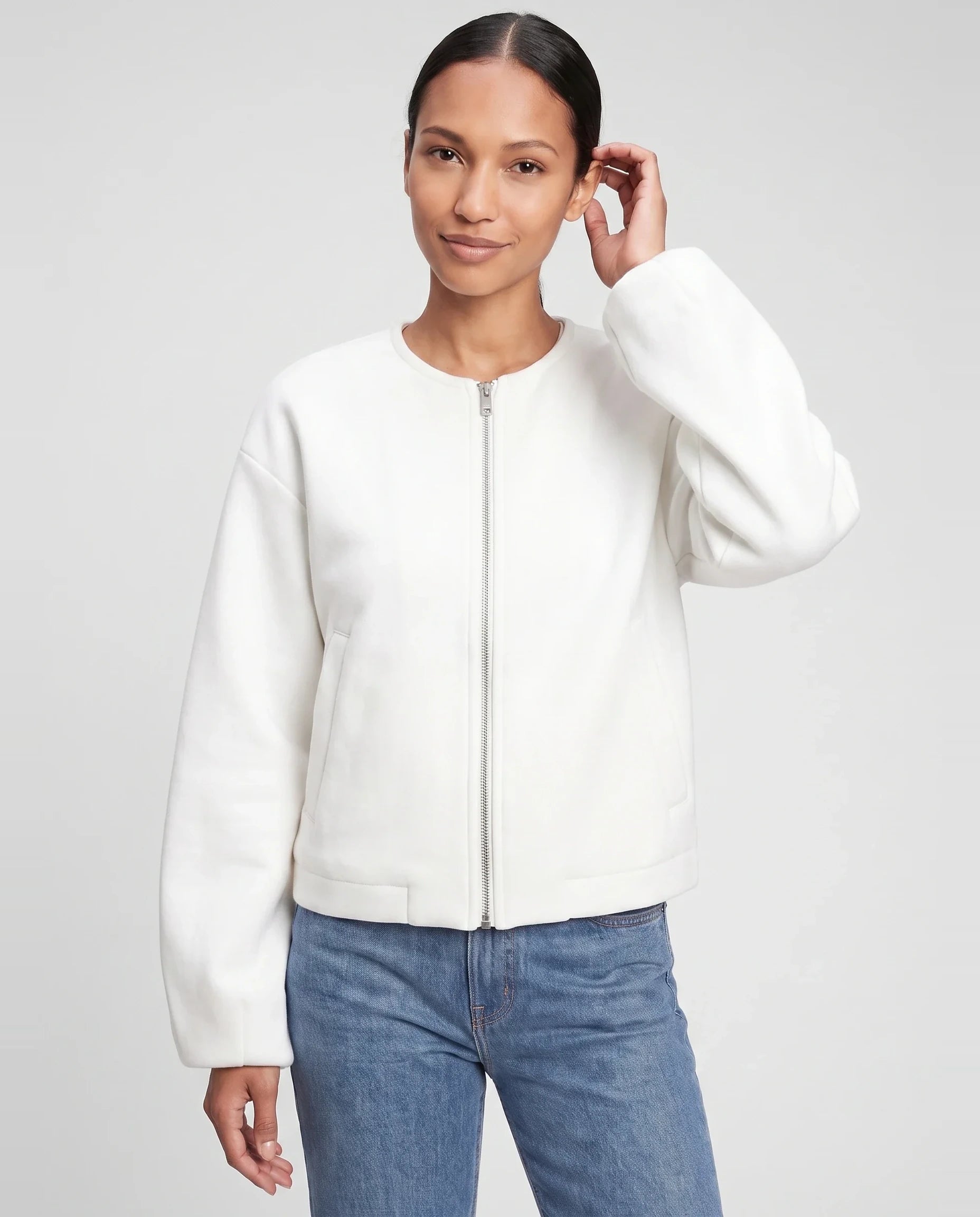 Veste zippée sans col en maille blanche Germaine, plan rapproché en studio