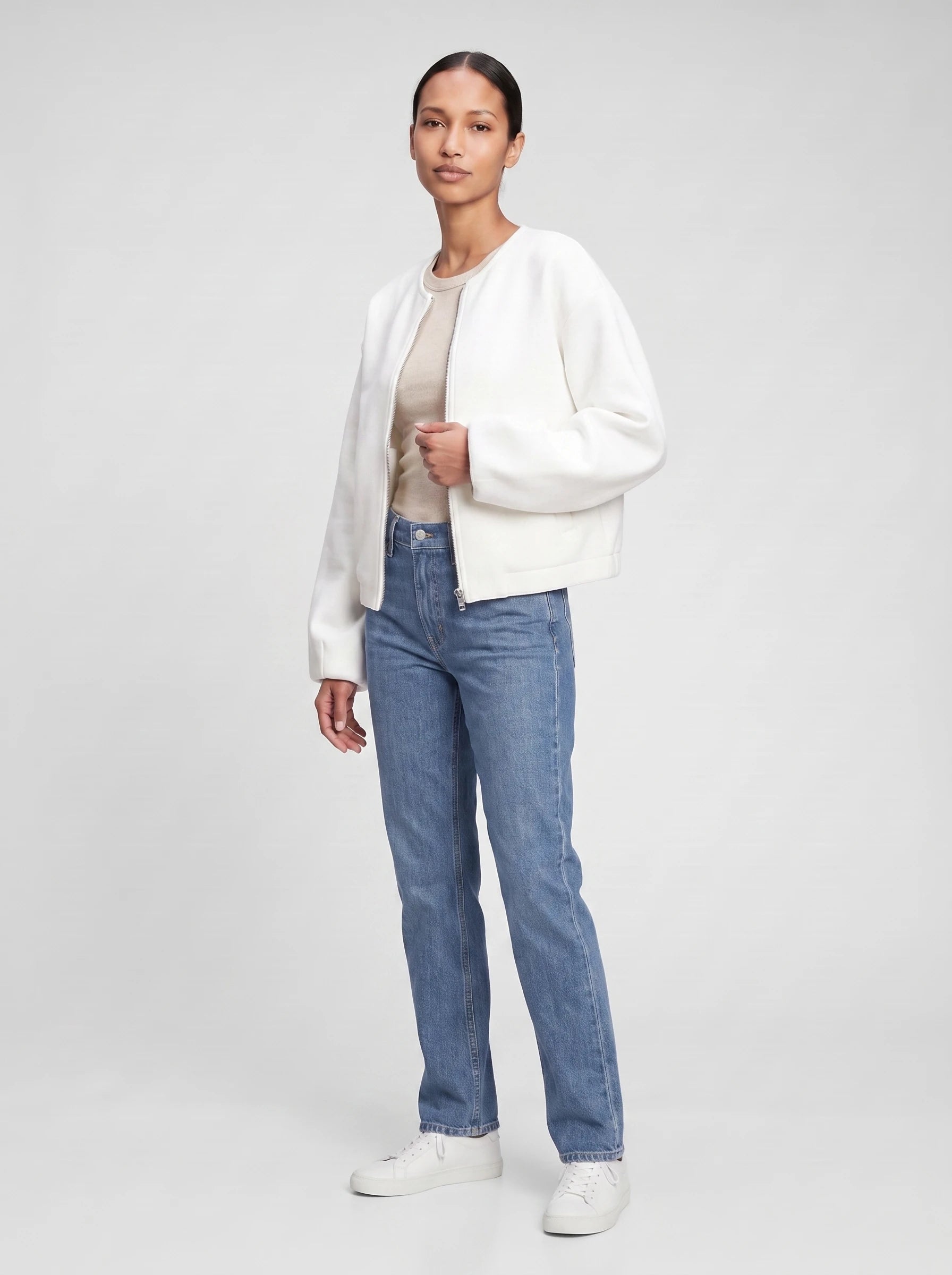 Veste zippée sans col en maille blanche Germaine, vue de trois quarts en studio