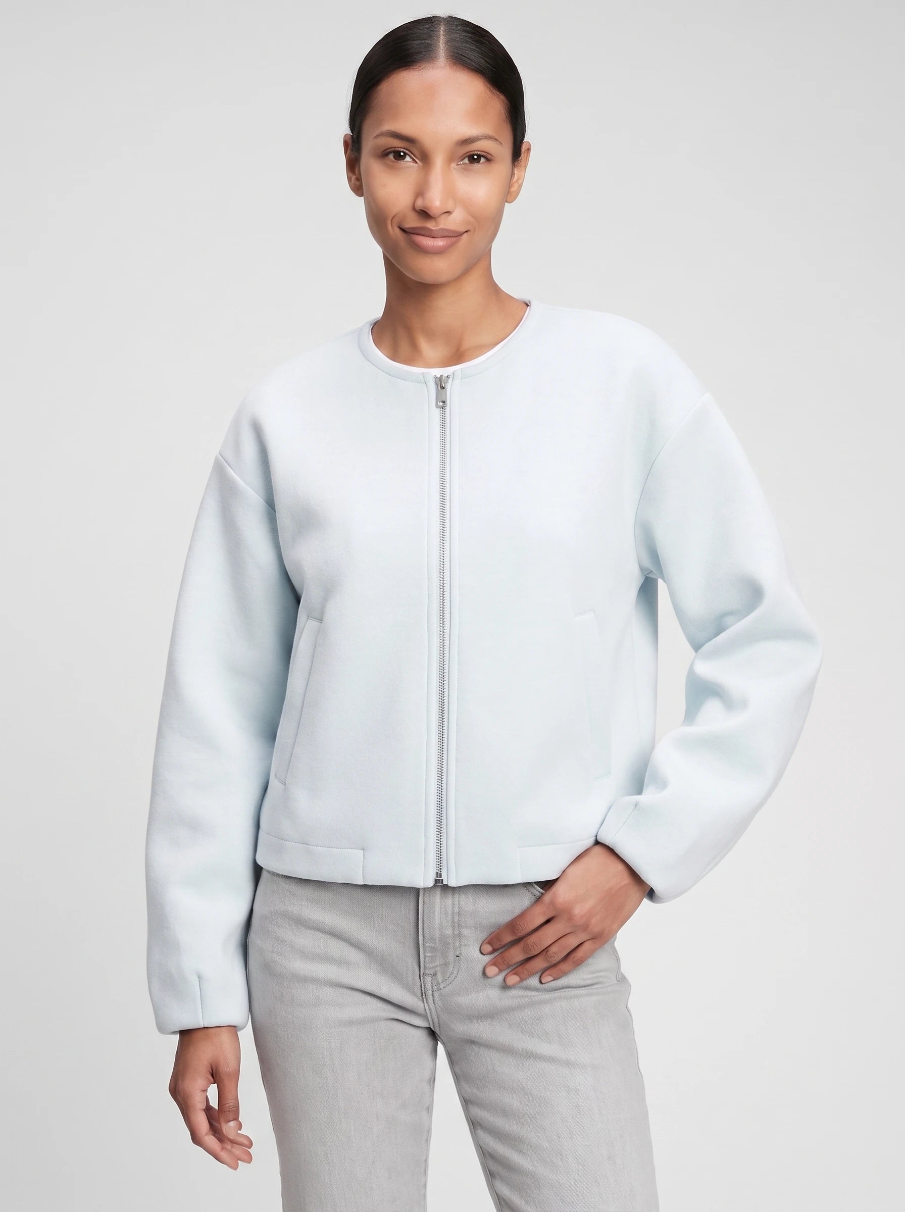 Veste zippée sans col en maille bleu glacier Germaine, plan rapproché en studio