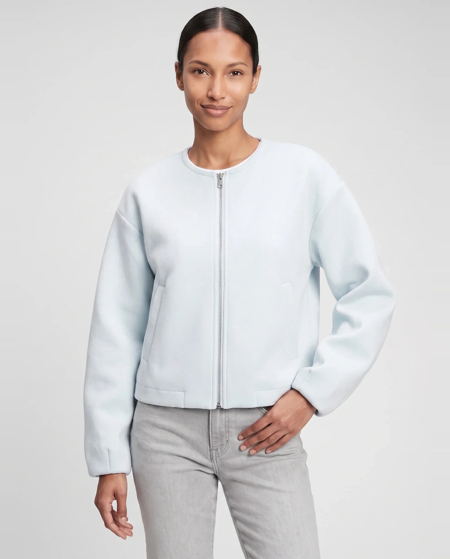 Veste zippée sans col en maille bleu glacier Germaine, plan rapproché en studio