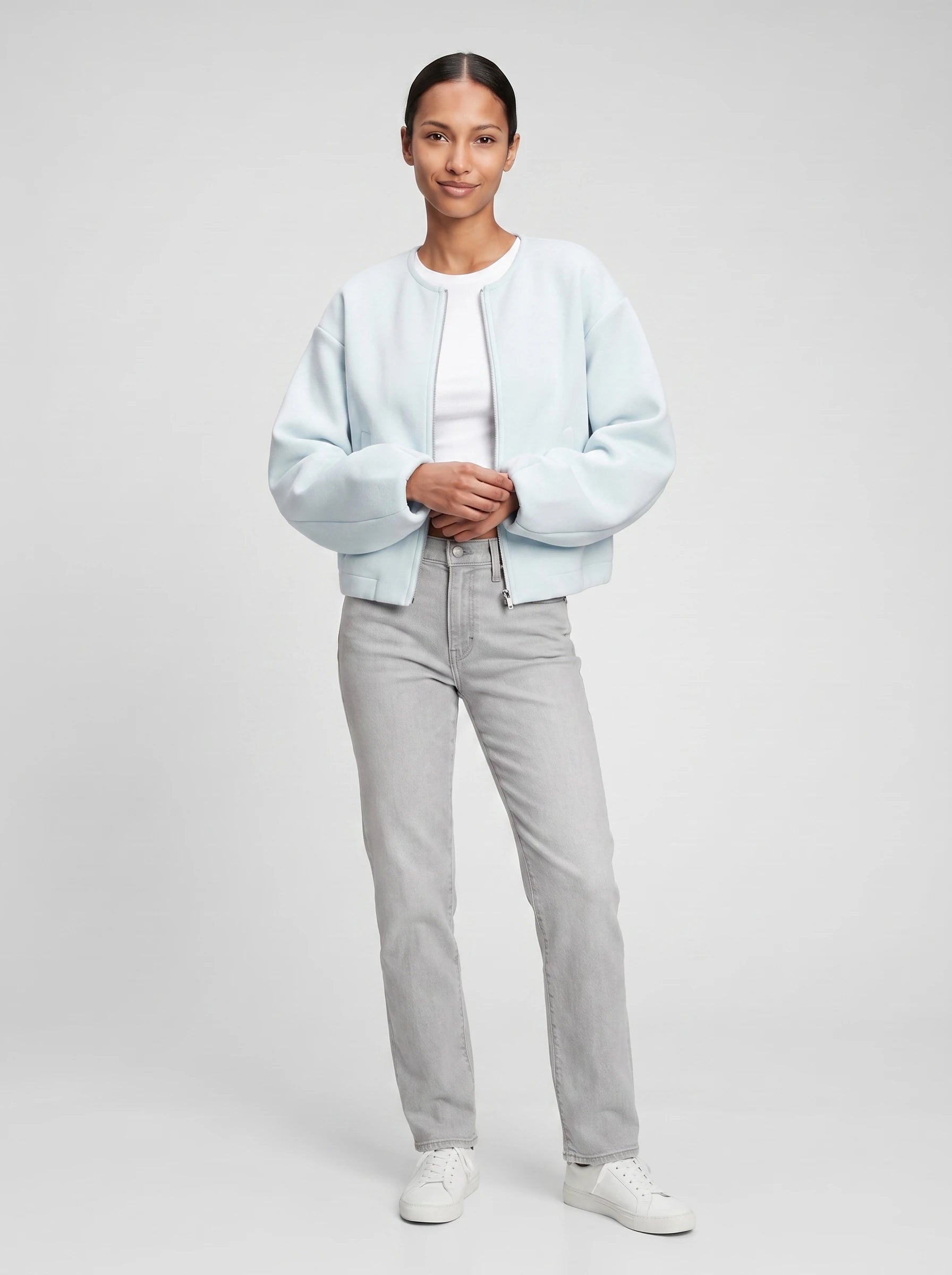 Veste zippée sans col en maille bleu glacier Germaine, vue de face en studio