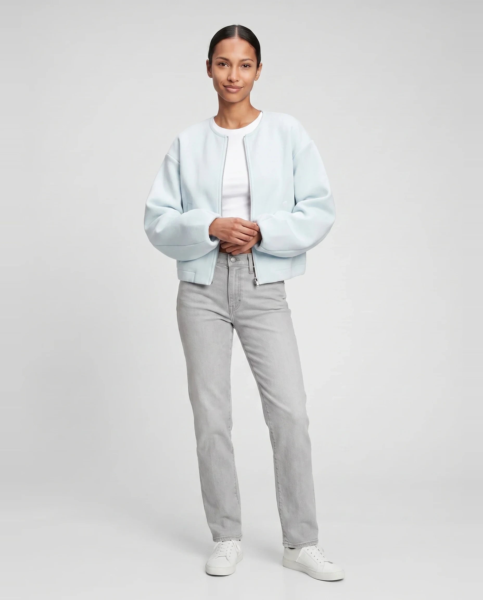 Veste zippée sans col en maille bleu glacier Germaine, vue de face en studio
