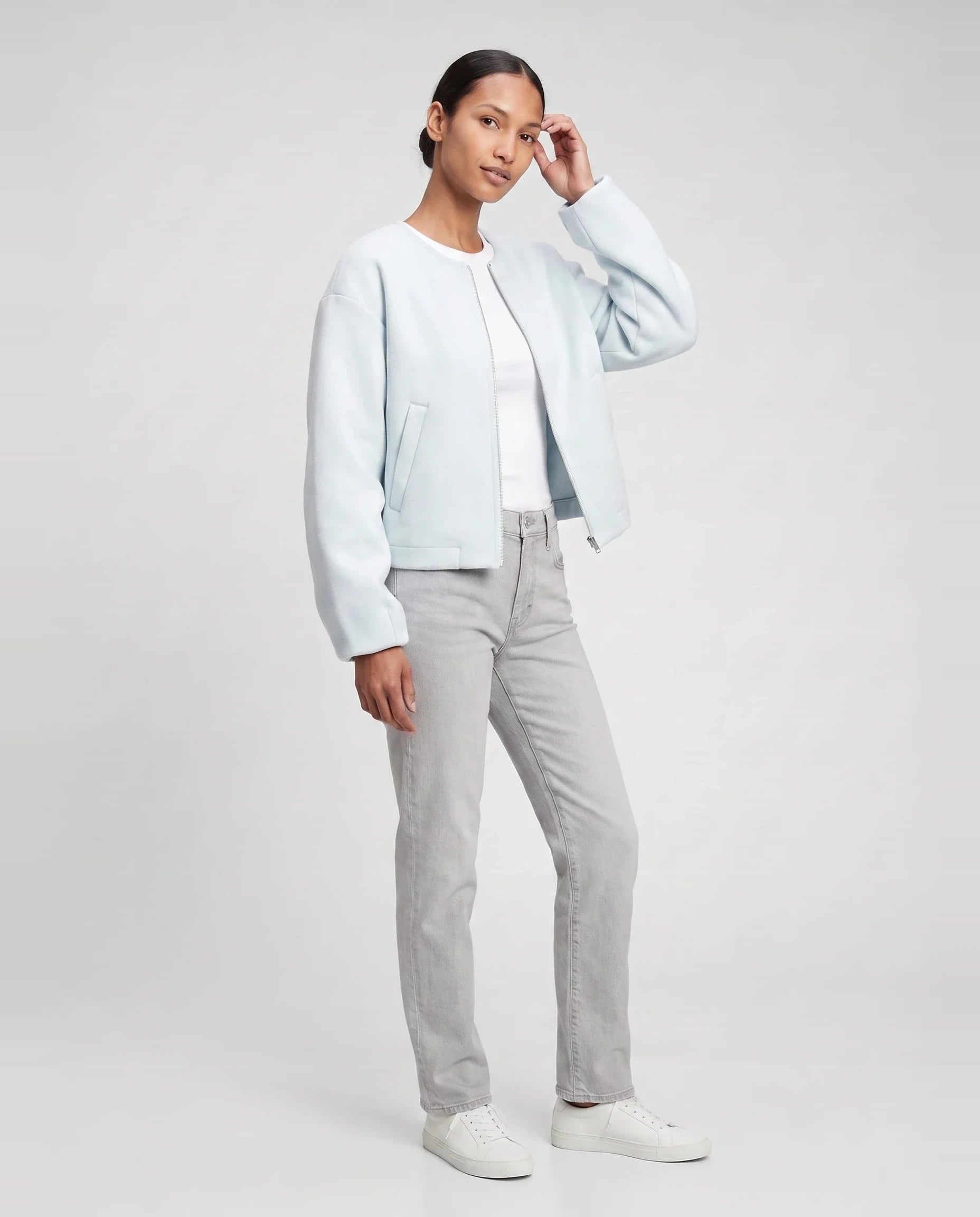 Veste zippée sans col en maille bleu glacier Germaine, vue de trois quarts en studio