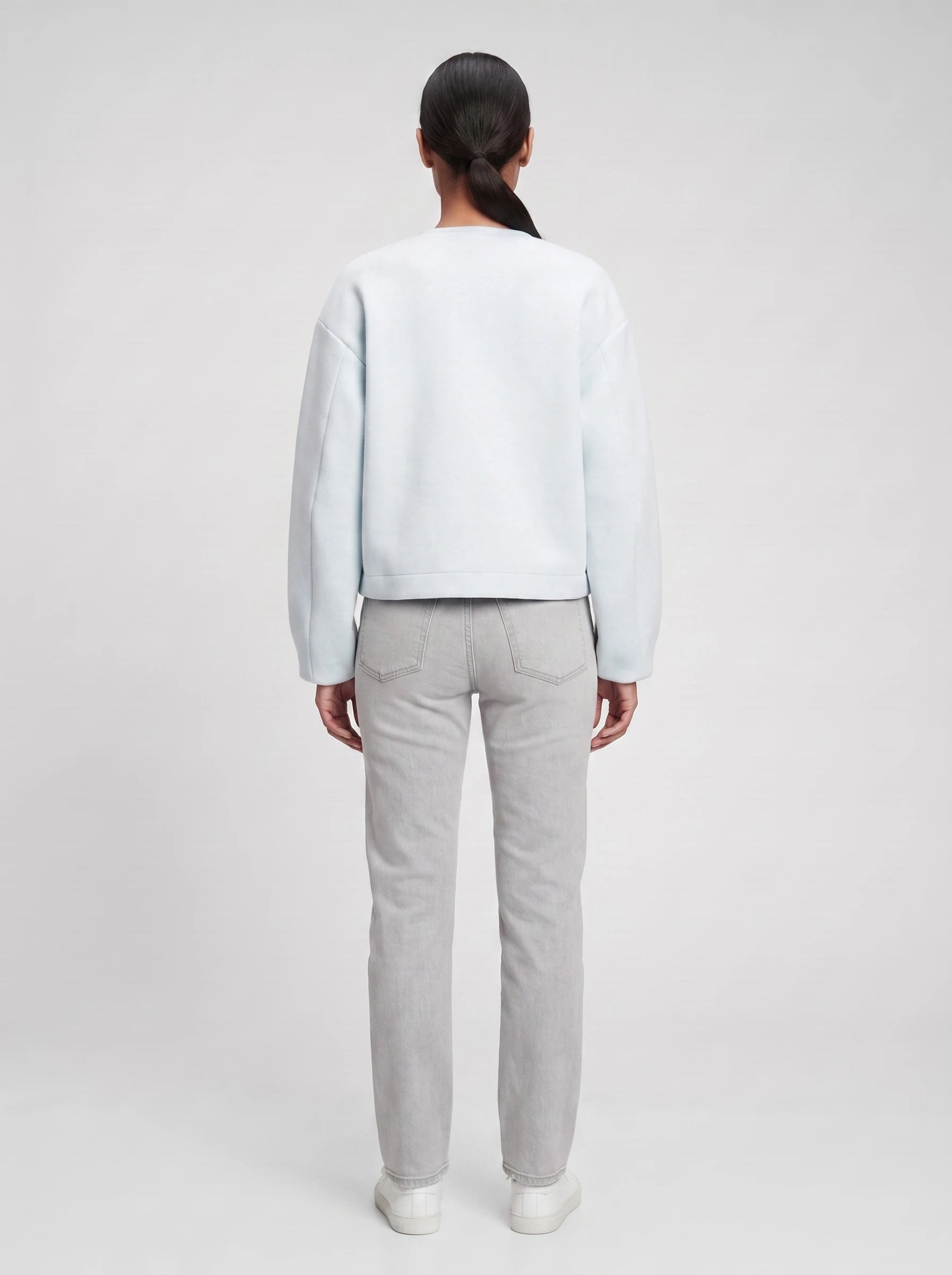 Veste zippée sans col en maille bleu glacier Germaine, vue de dos en studio
