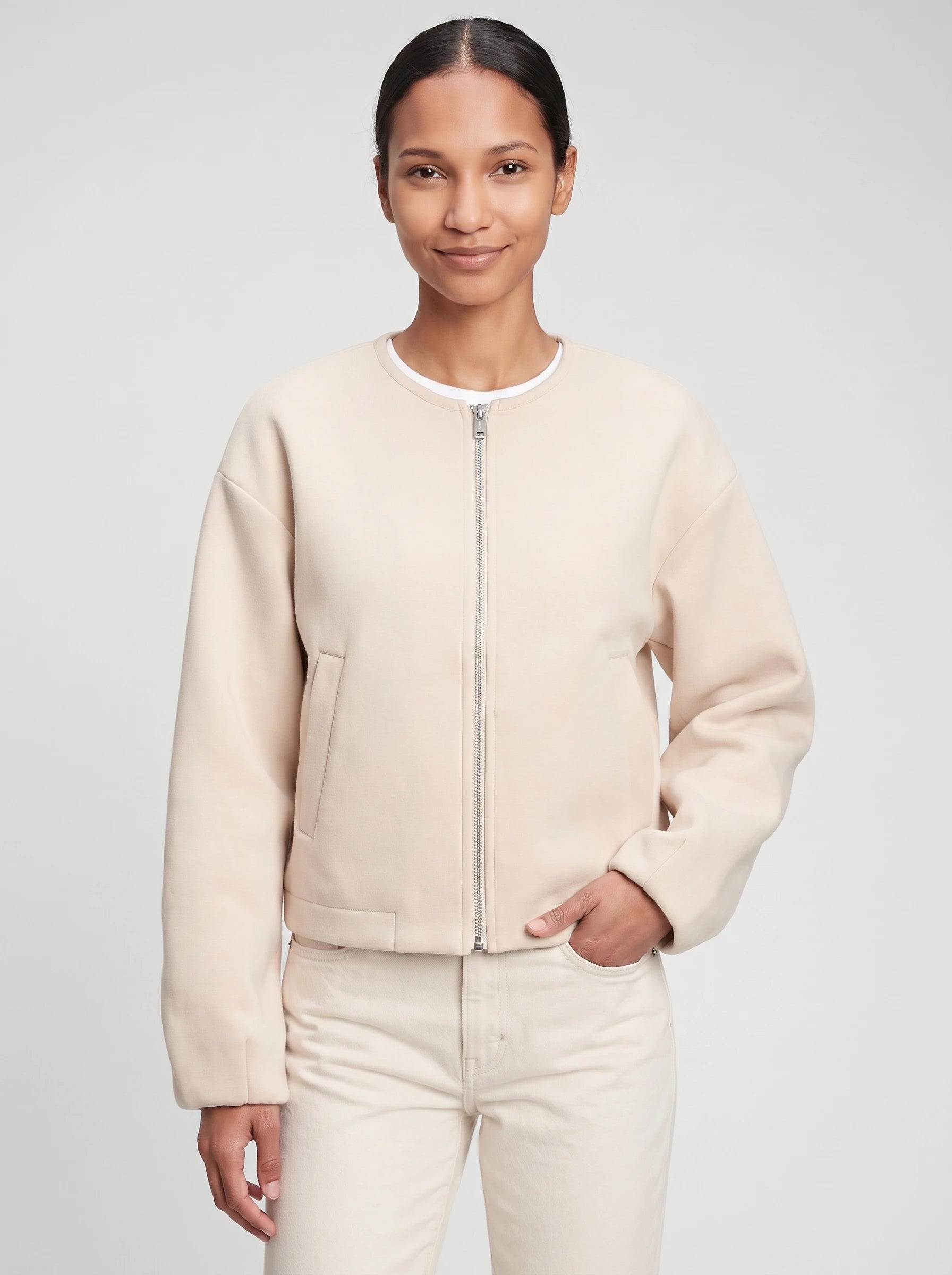 Veste zippée sans col en maille crème Germaine, plan rapproché en studio