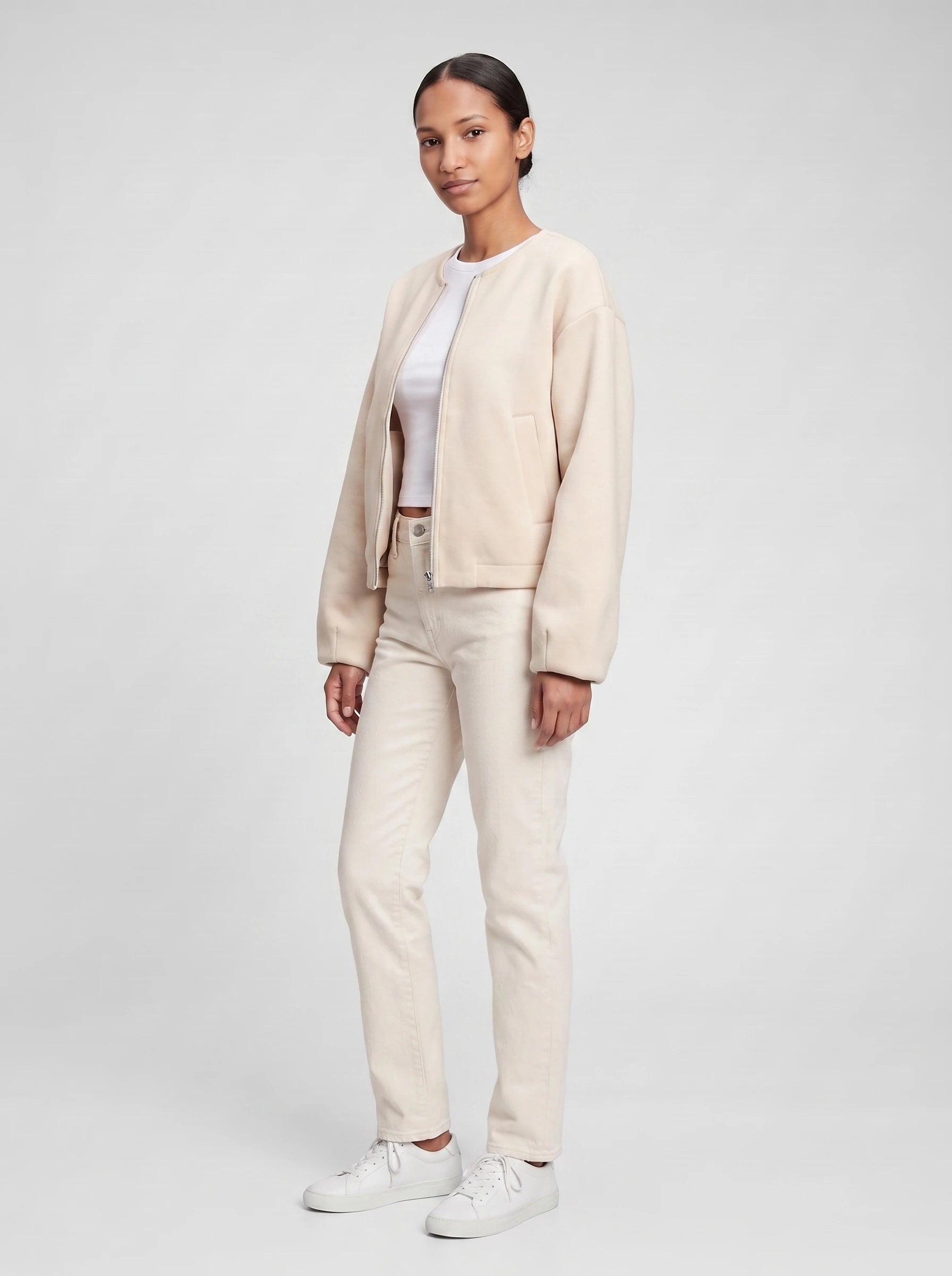 Veste zippée sans col en maille crème Germaine, vue de trois quarts en studio