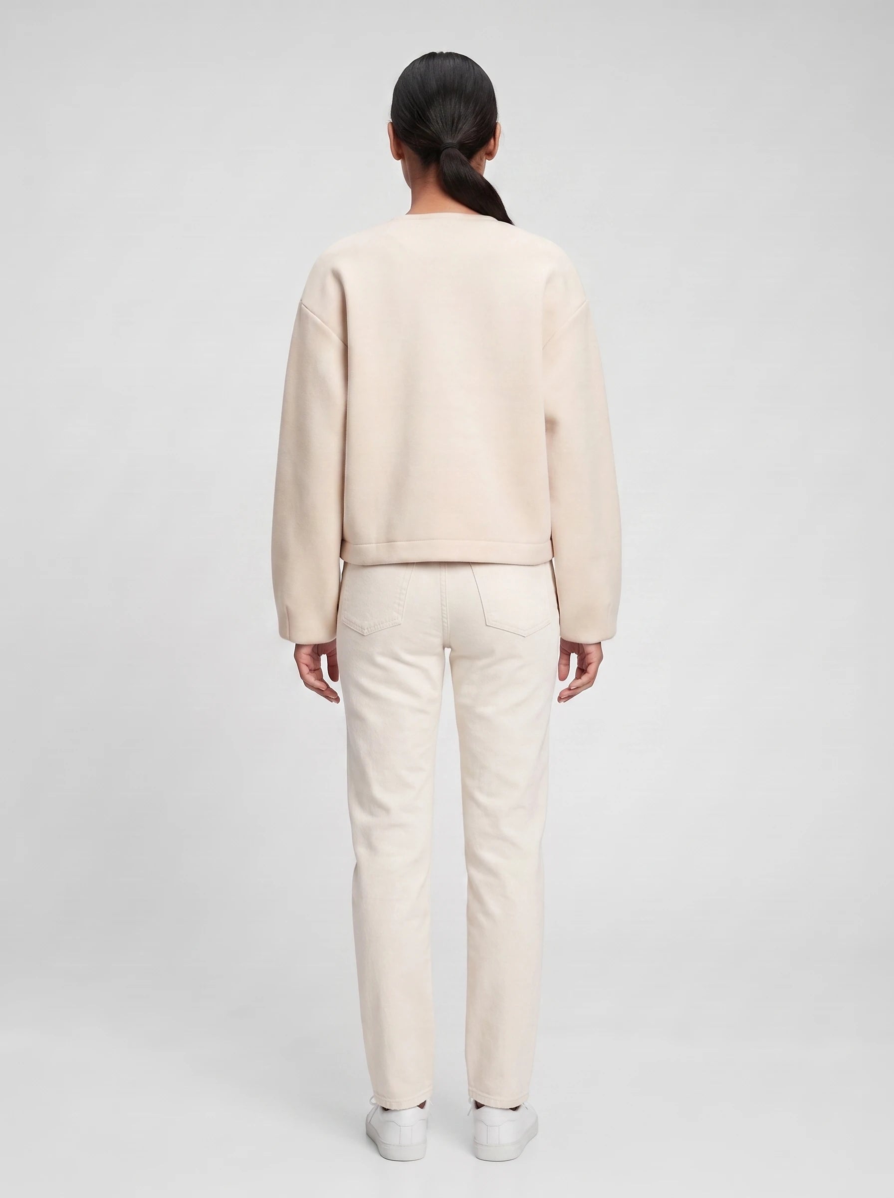 Veste zippée sans col en maille crème Germaine, vue de dos en studio