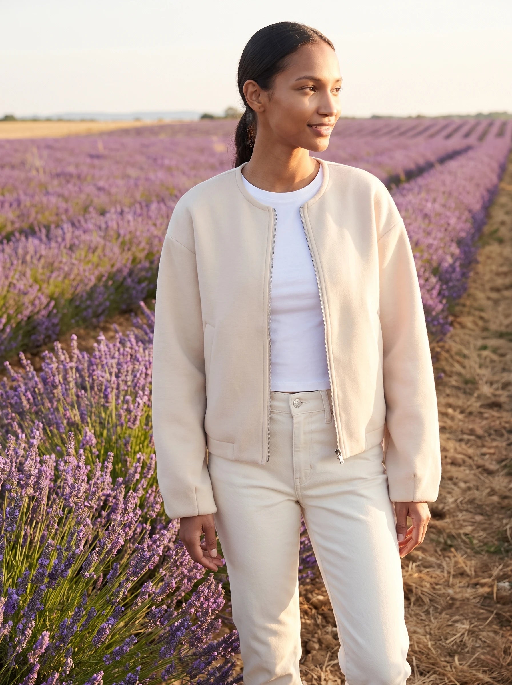 Veste zippée sans col crème Germaine, portée au bord d'un champ de lavande