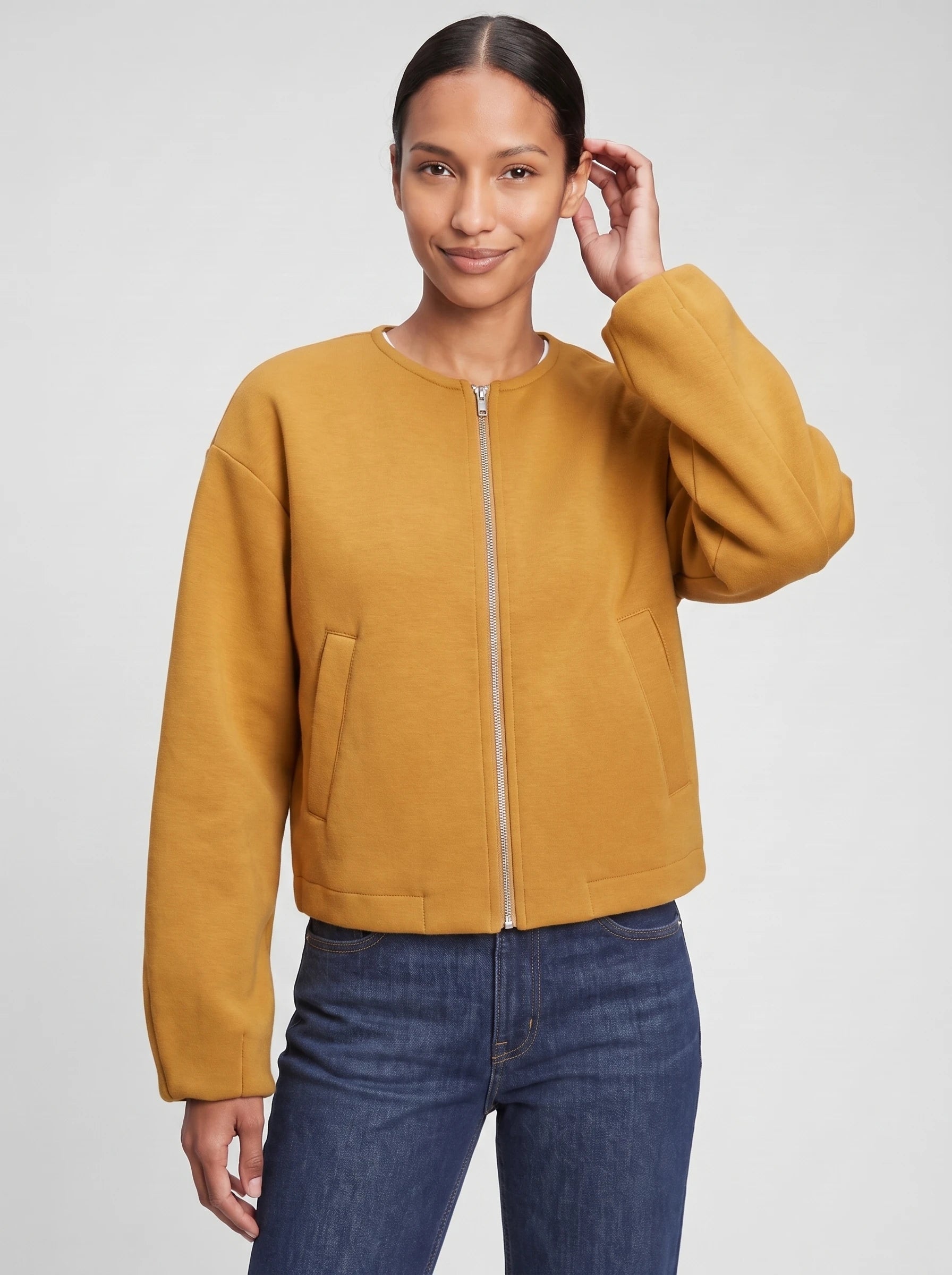 Veste zippée sans col en maille jaune moutarde Germaine, plan rapproché en studio