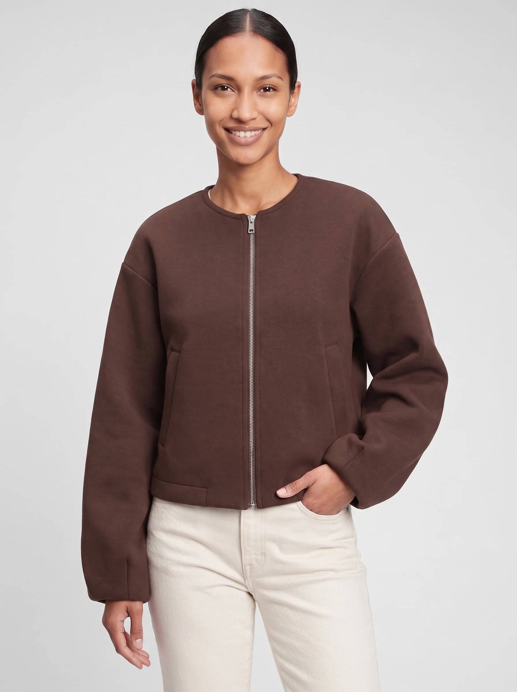 Veste zippée sans col en maille marron Germaine, plan rapproché en studio