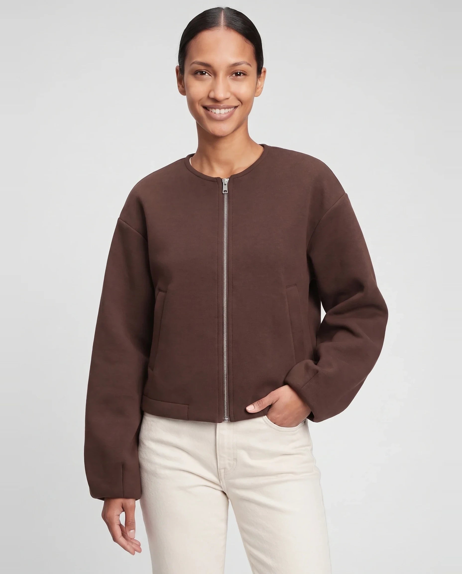 Veste zippée sans col en maille marron Germaine, plan rapproché en studio