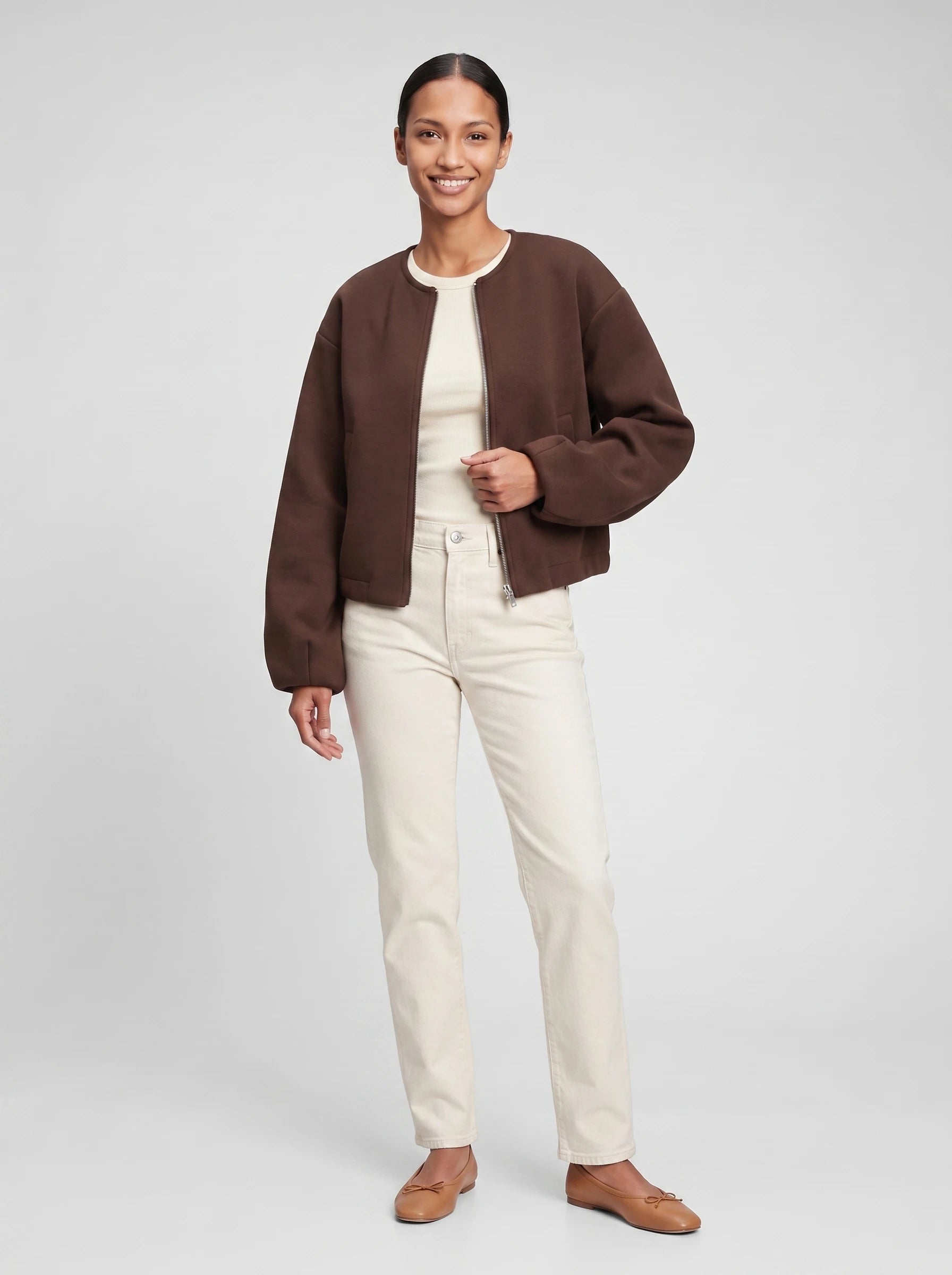 Veste zippée sans col en maille marron Germaine, vue de face en studio