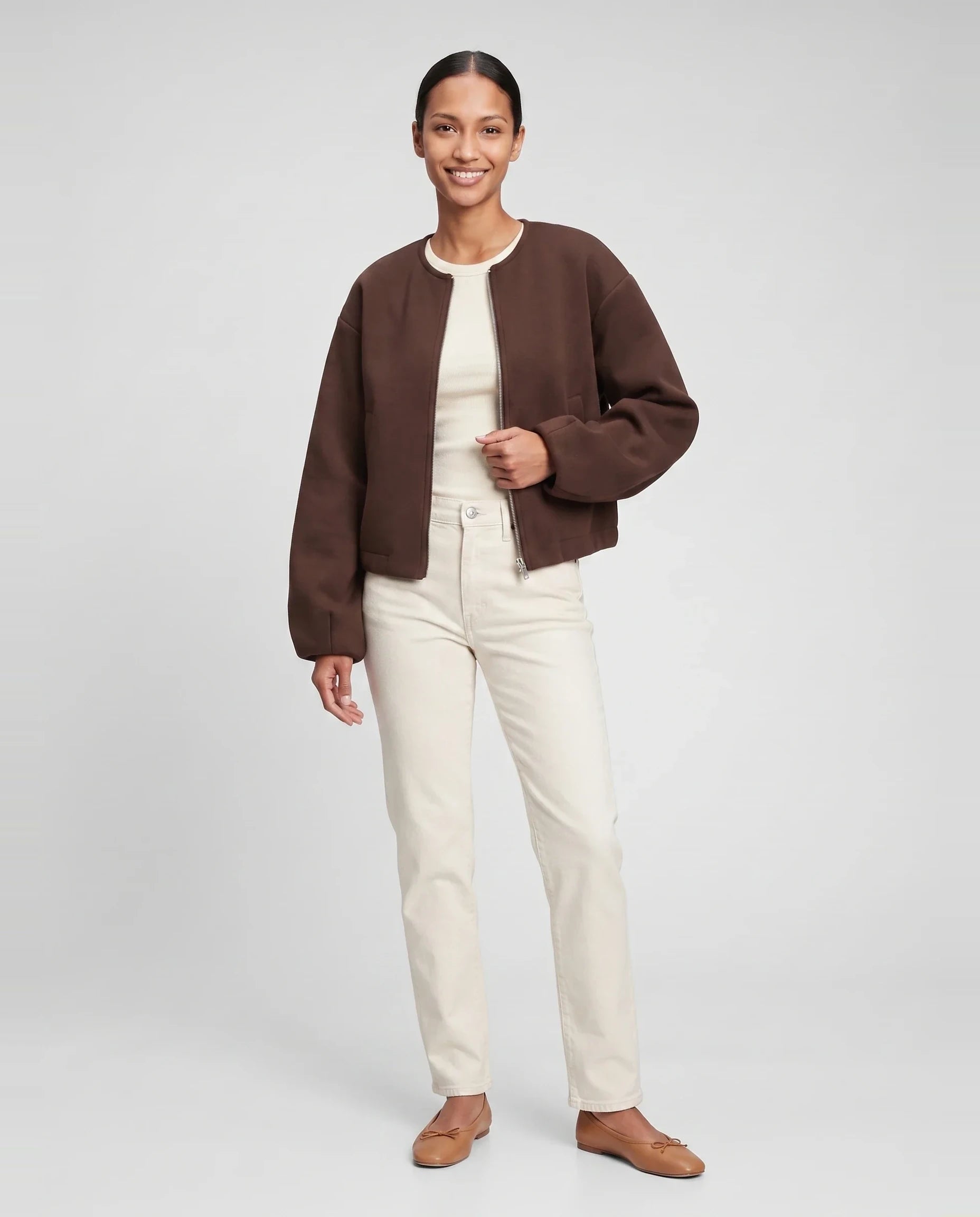 Veste zippée sans col en maille marron Germaine, vue de face en studio