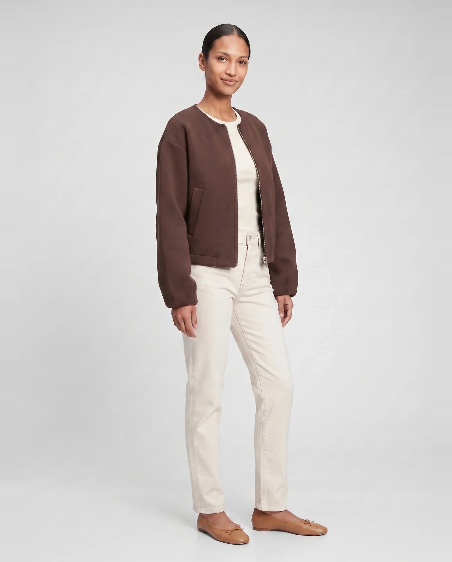 Veste zippée sans col en maille marron Germaine, vue de trois quarts en studio