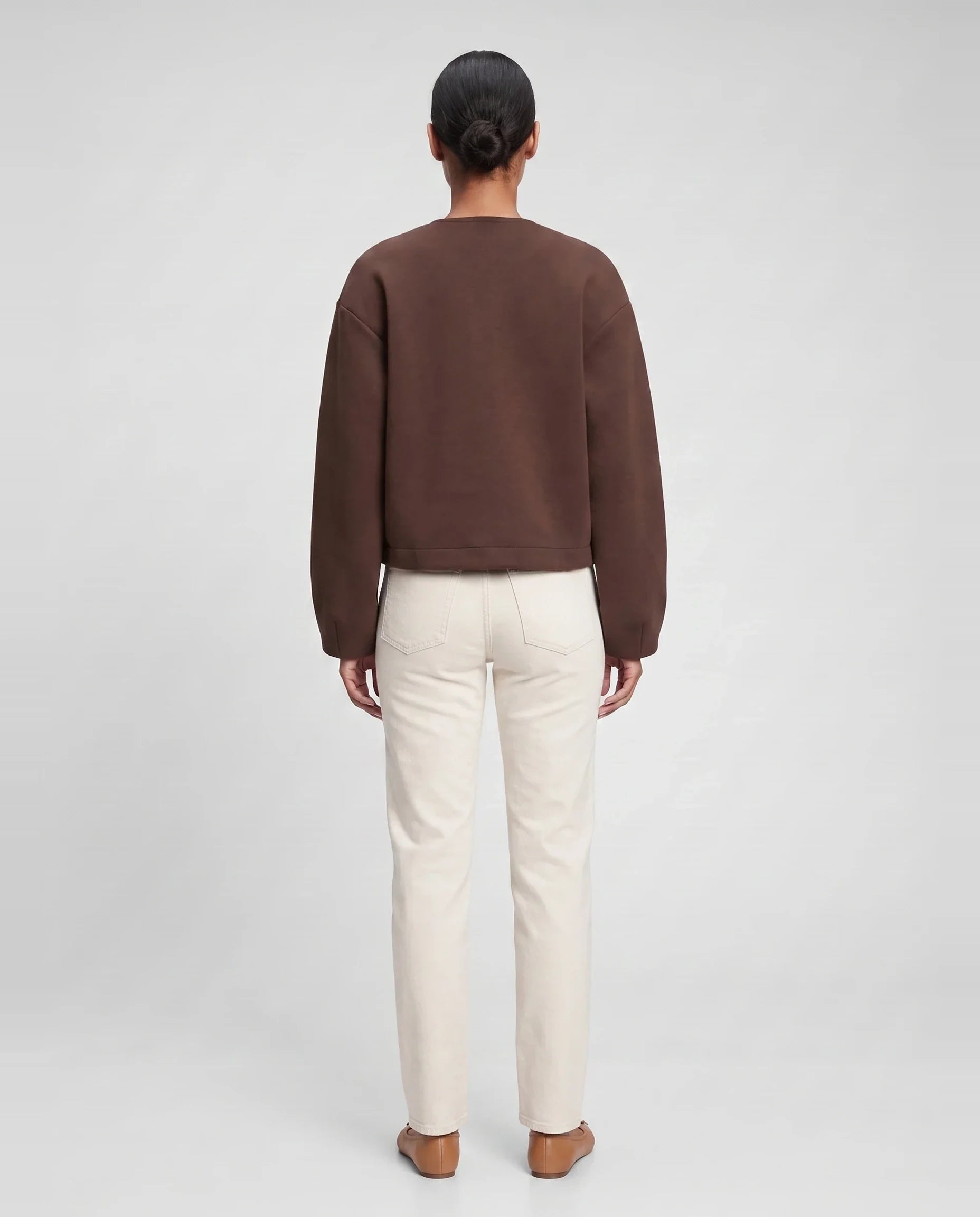 Veste zippée sans col en maille marron Germaine, vue de dos en studio