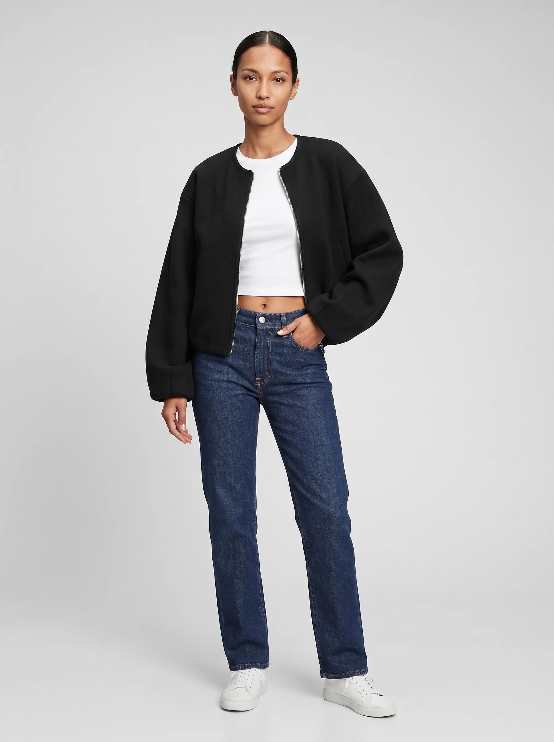 Veste zippée sans col en maille noire Germaine, vue de face en studio