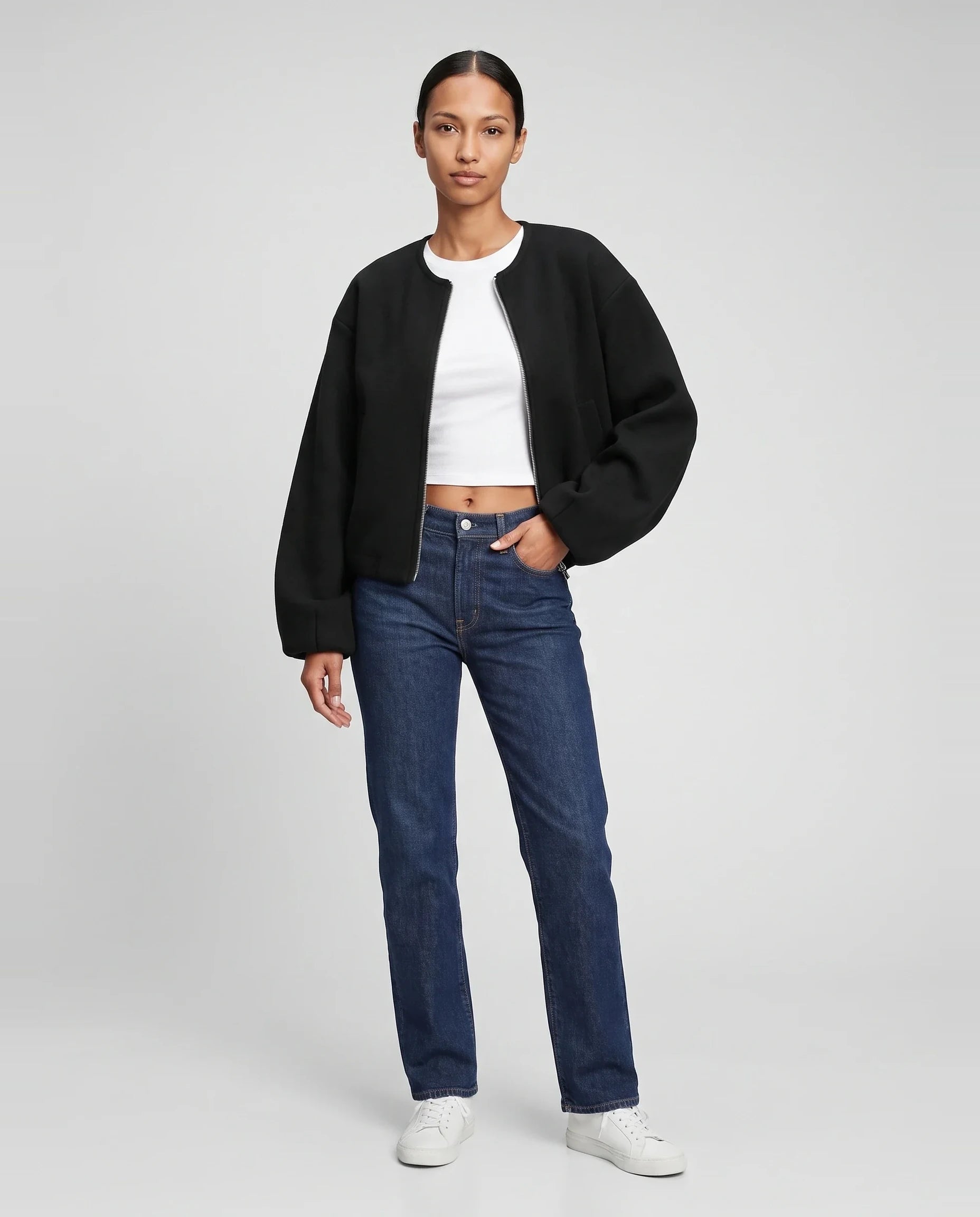 Veste zippée sans col en maille noire Germaine, vue de face en studio