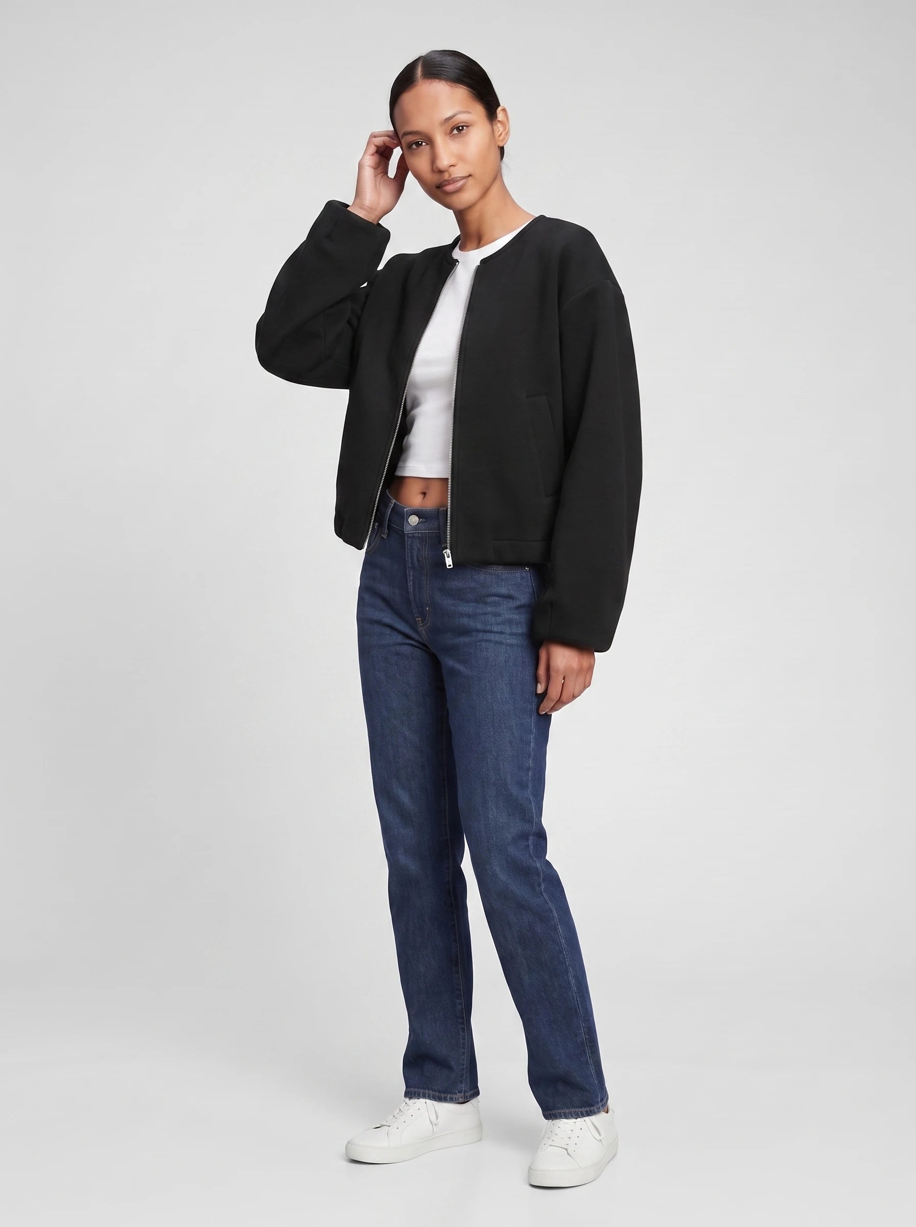 Veste zippée sans col en maille noire Germaine, vue de trois quarts en studio