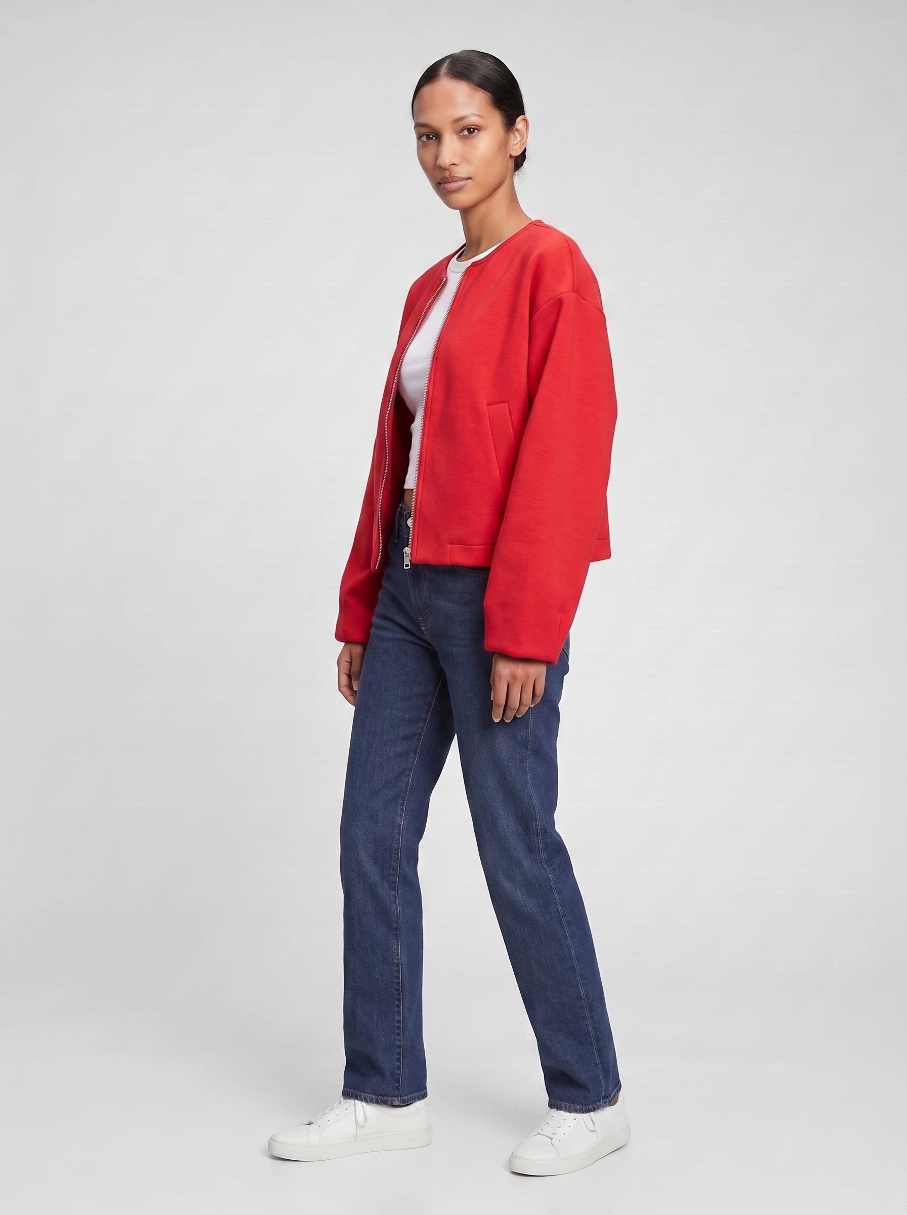 Veste zippée sans col en maille rouge Germaine, vue de trois quarts en studio