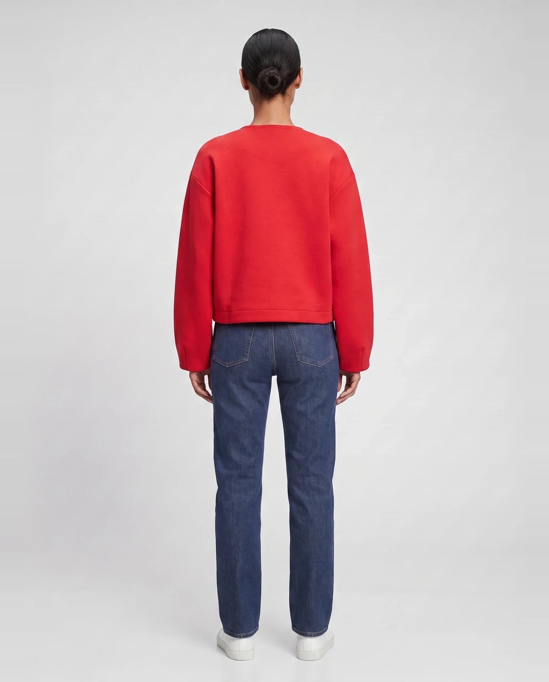 Veste zippée sans col en maille rouge Germaine, vue de dos en studio