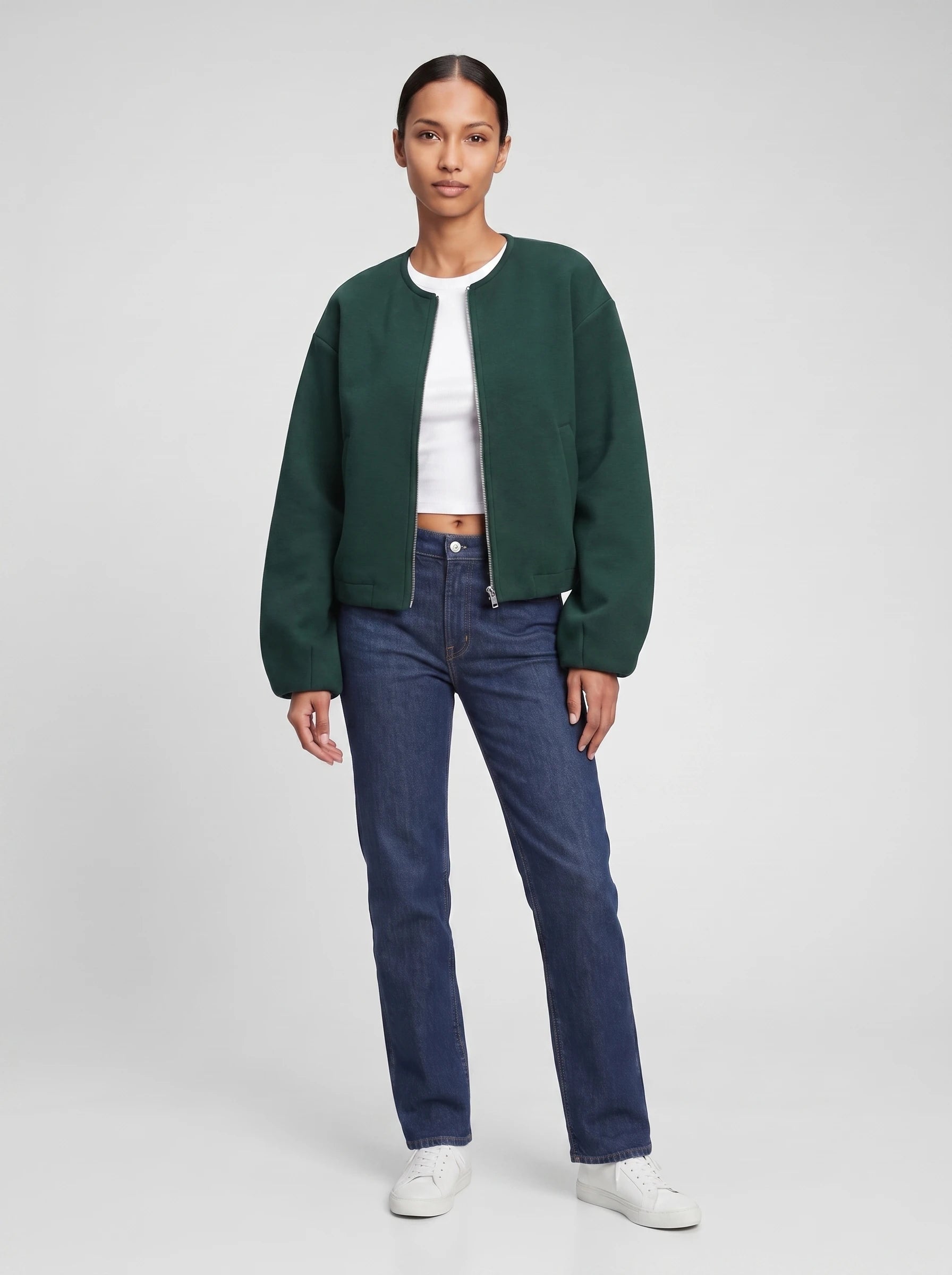 Veste zippée sans col en maille vert bouteille Germaine, vue de face en studio