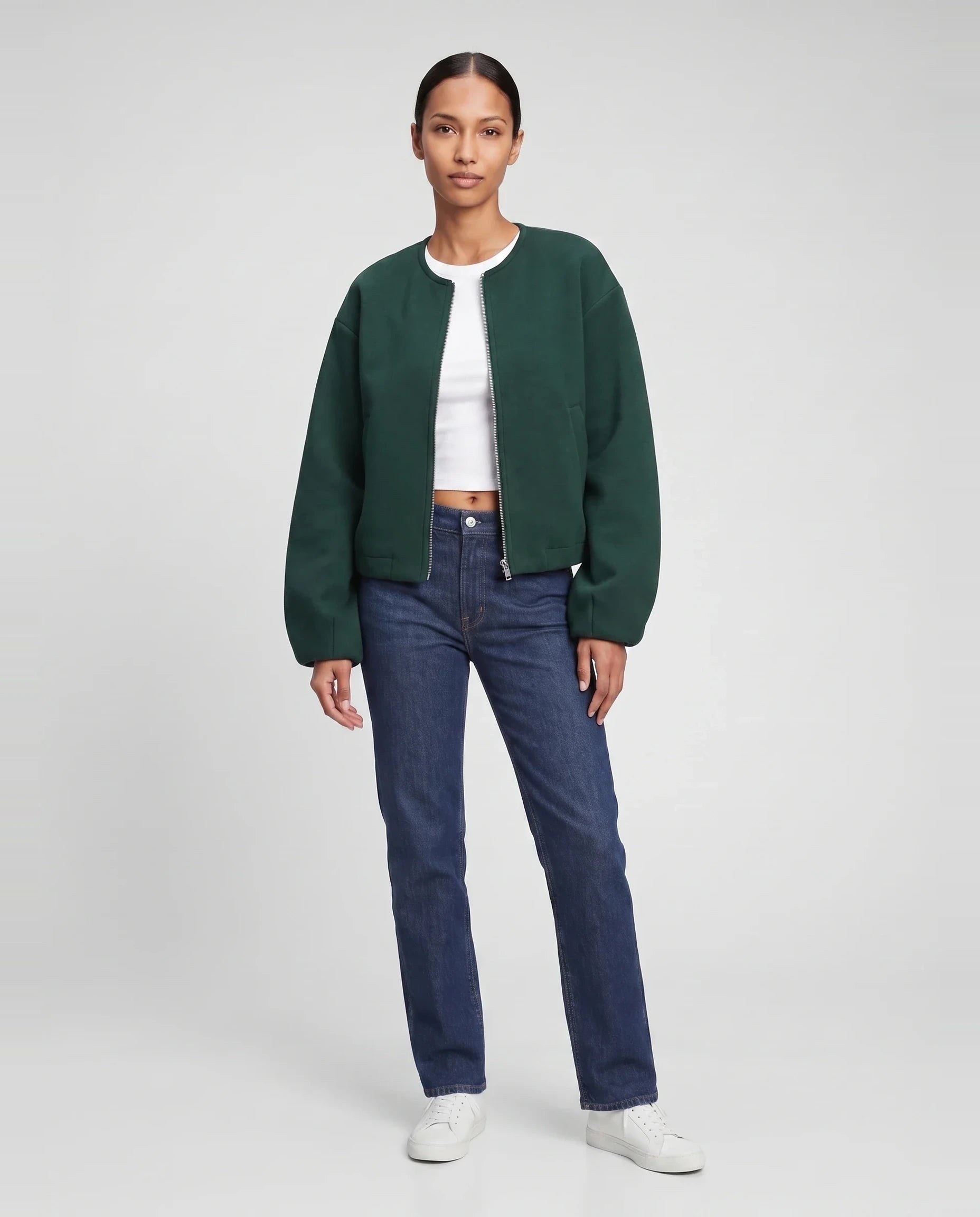 Veste zippée sans col en maille vert bouteille Germaine, vue de face en studio