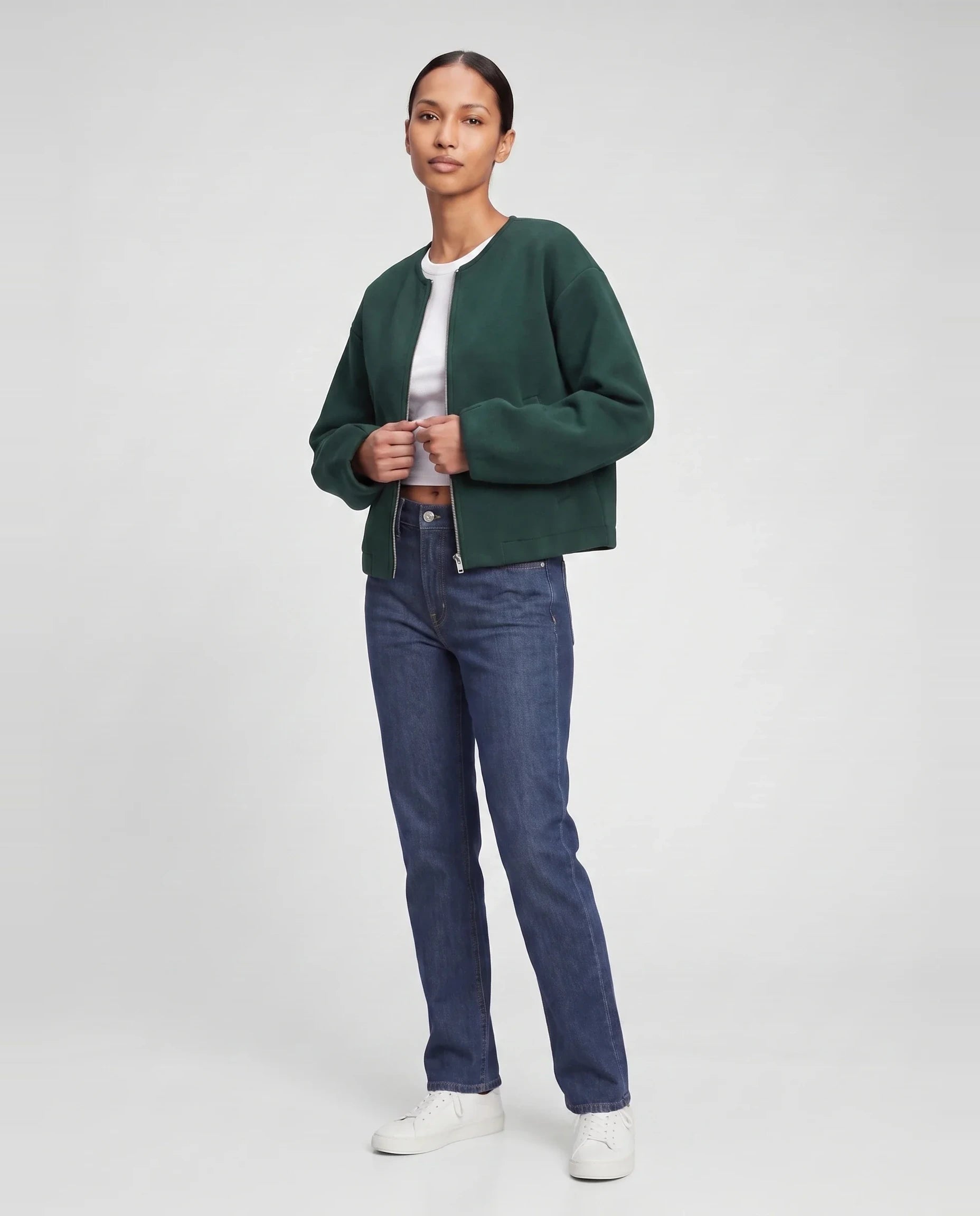 Veste zippée sans col en maille vert bouteille Germaine, vue de trois quarts en studio