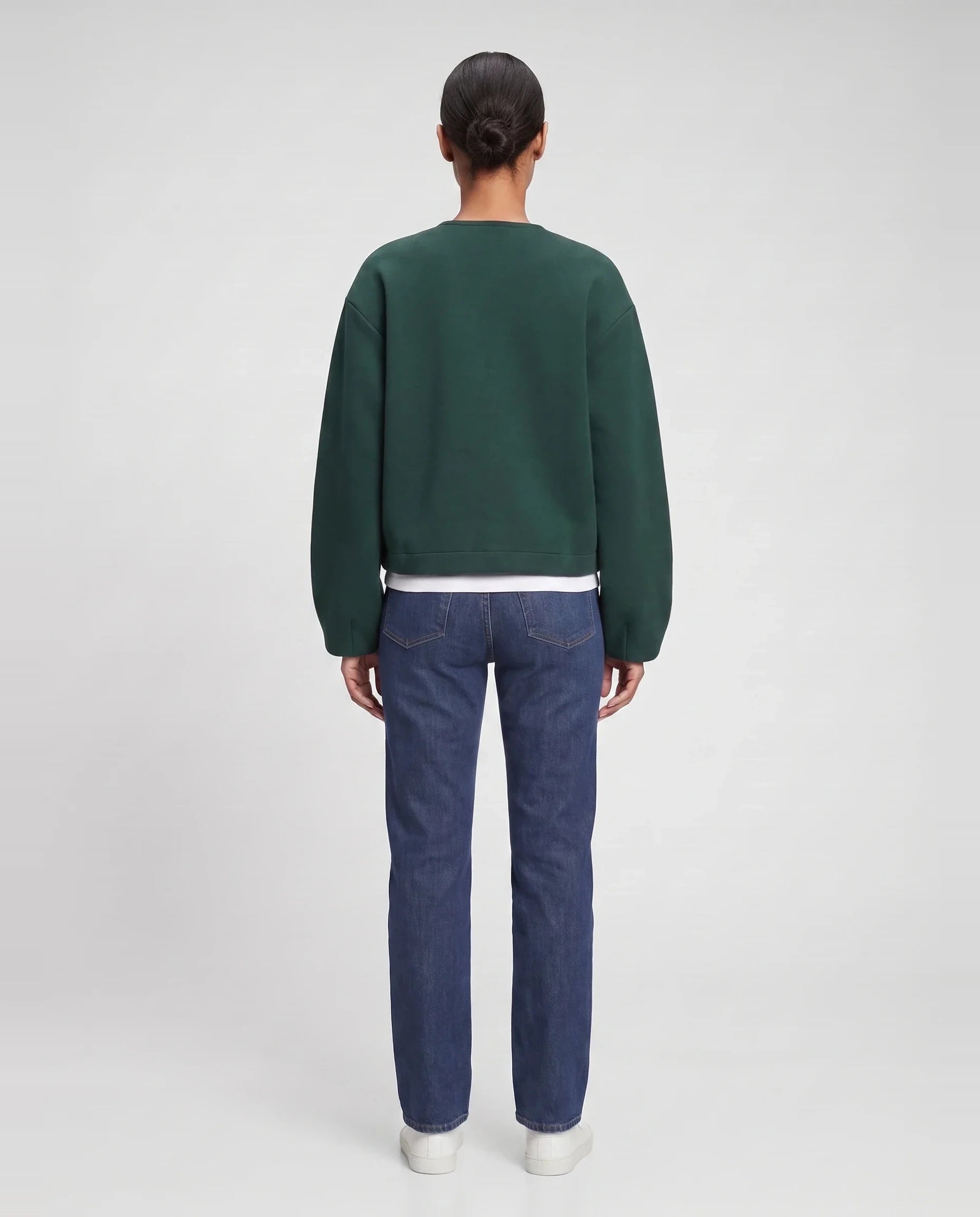 Veste zippée sans col en maille vert bouteille Germaine, vue de dos en studio