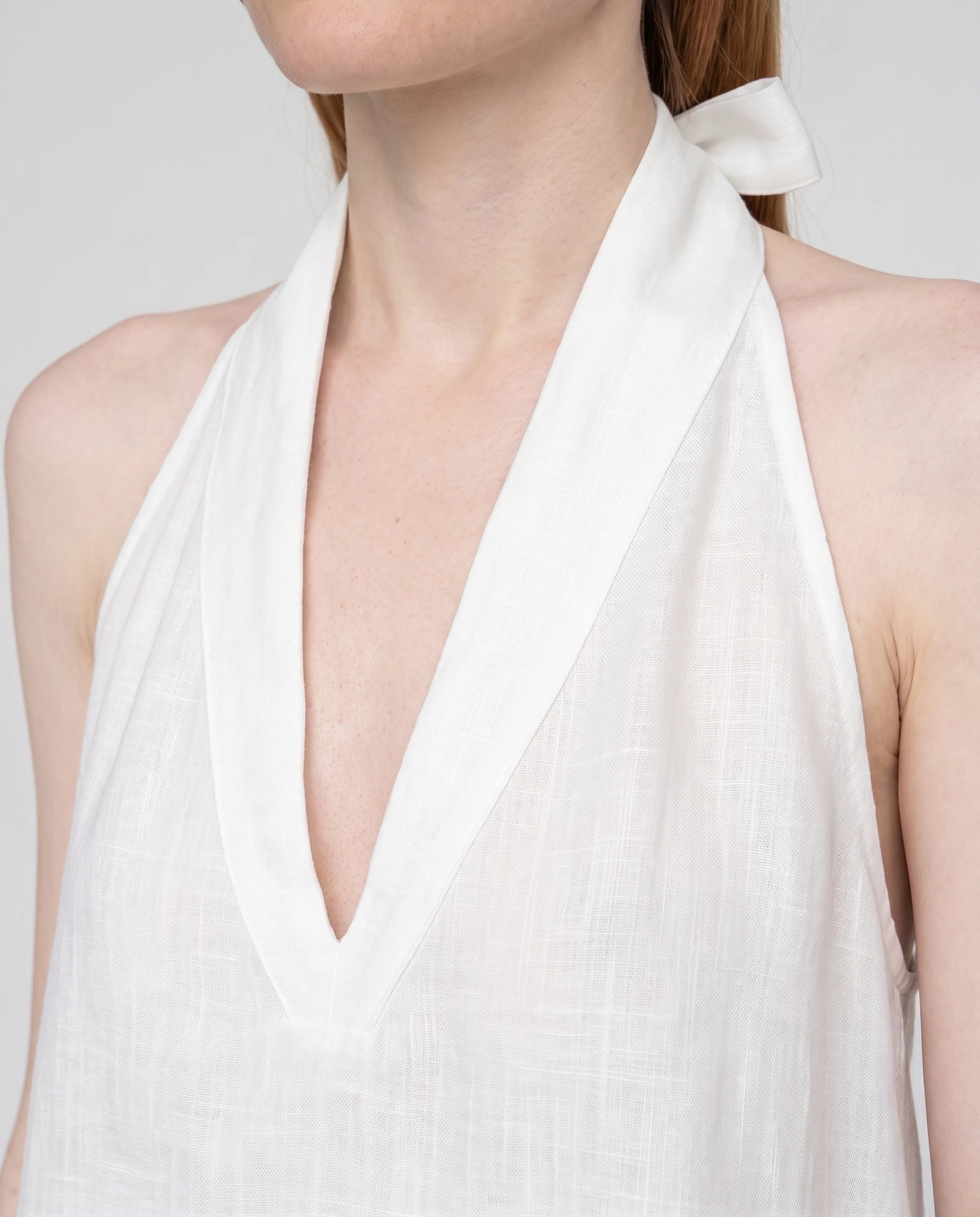 Ensemble top dos nu col V et pantalon large Ysaline — Blanc — détail col V et texture coton-lin