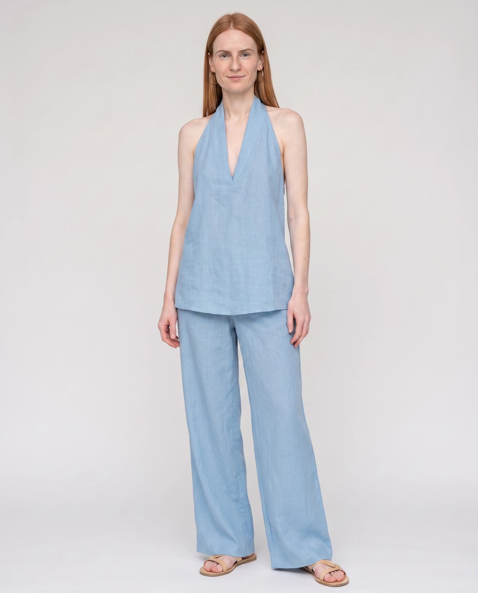 Ensemble top dos nu col V et pantalon large Ysaline — Bleu Ciel — vue studio pose