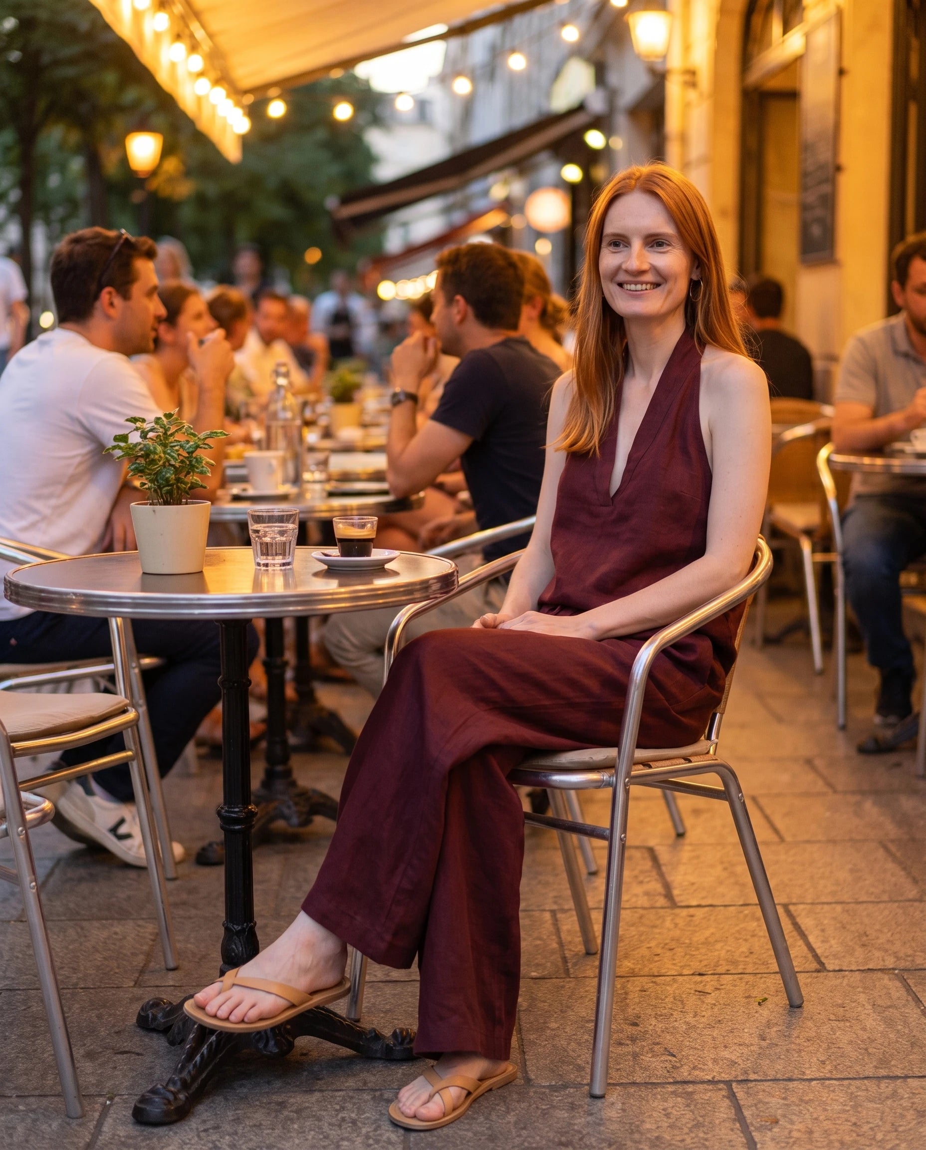 Ensemble top dos nu col V et pantalon large Ysaline — Bordeaux — portée, lifestyle 2