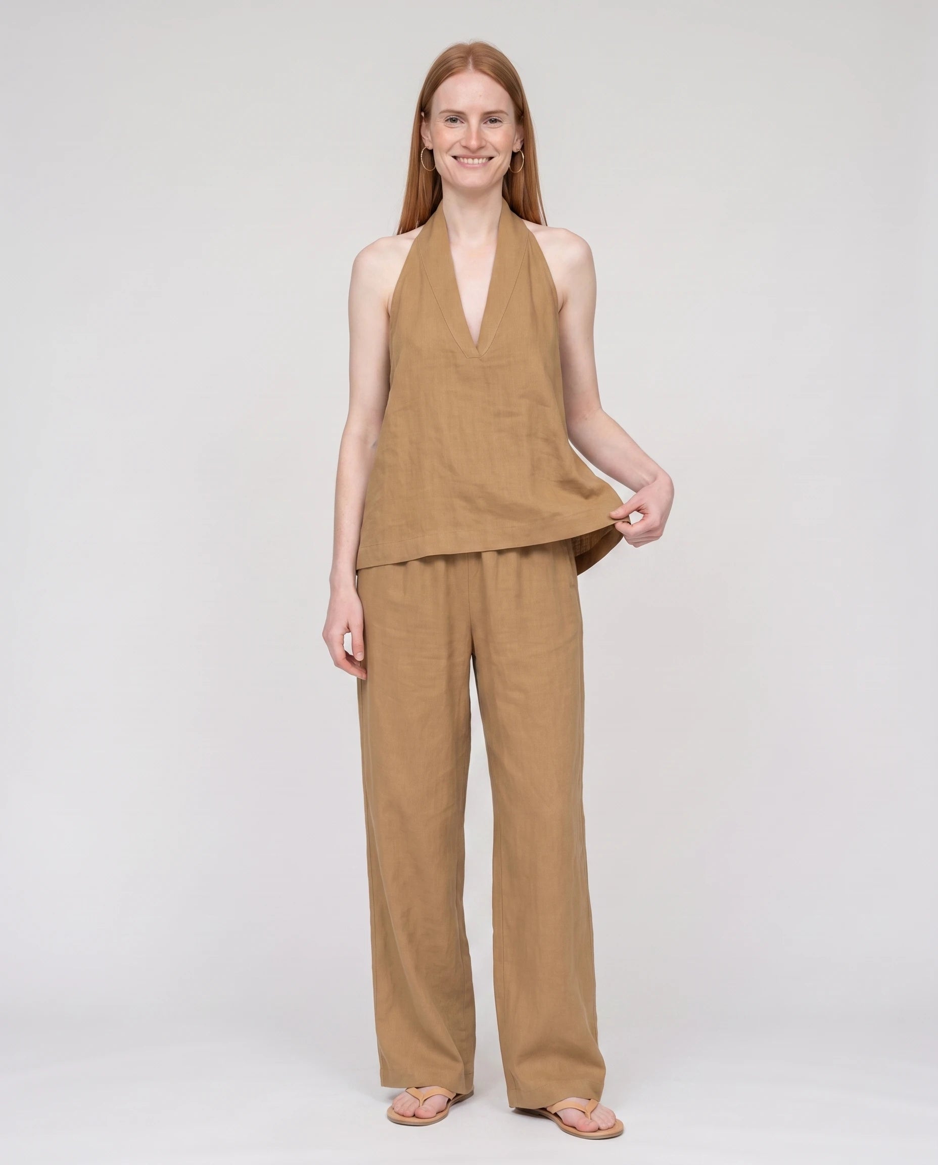 Ensemble top dos nu col V et pantalon large Ysaline — Camel — vue studio pose