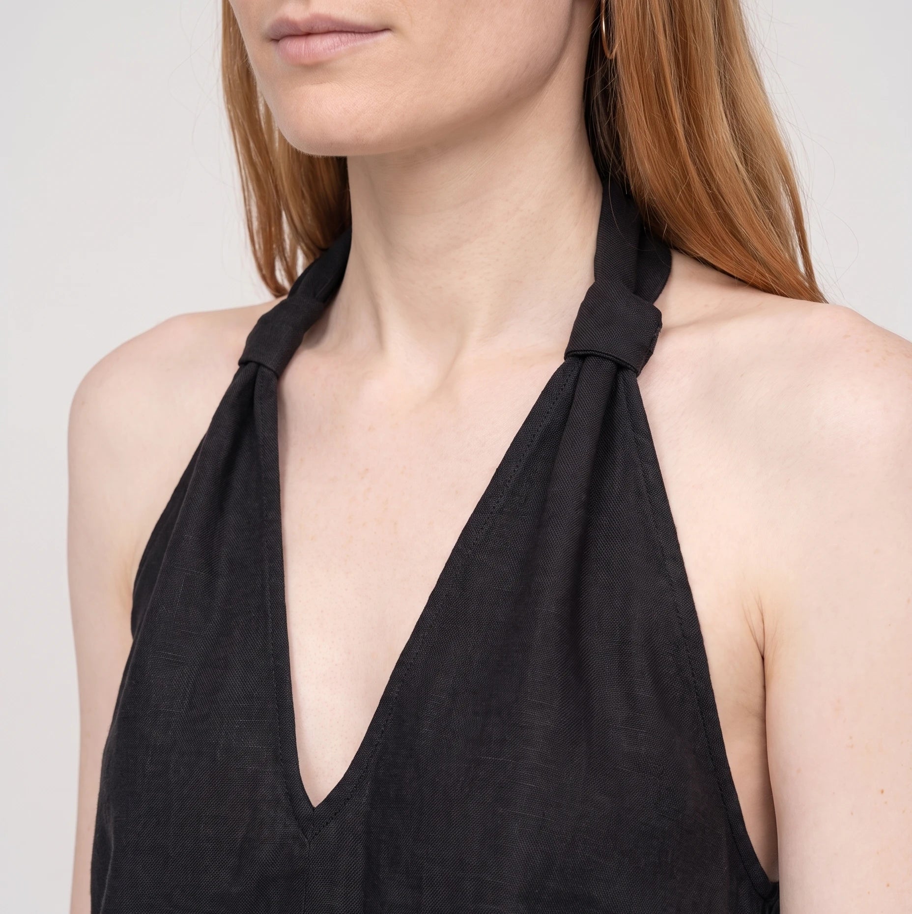 Ensemble top dos nu col V et pantalon large Ysaline — Noir — détail col V et texture coton-lin